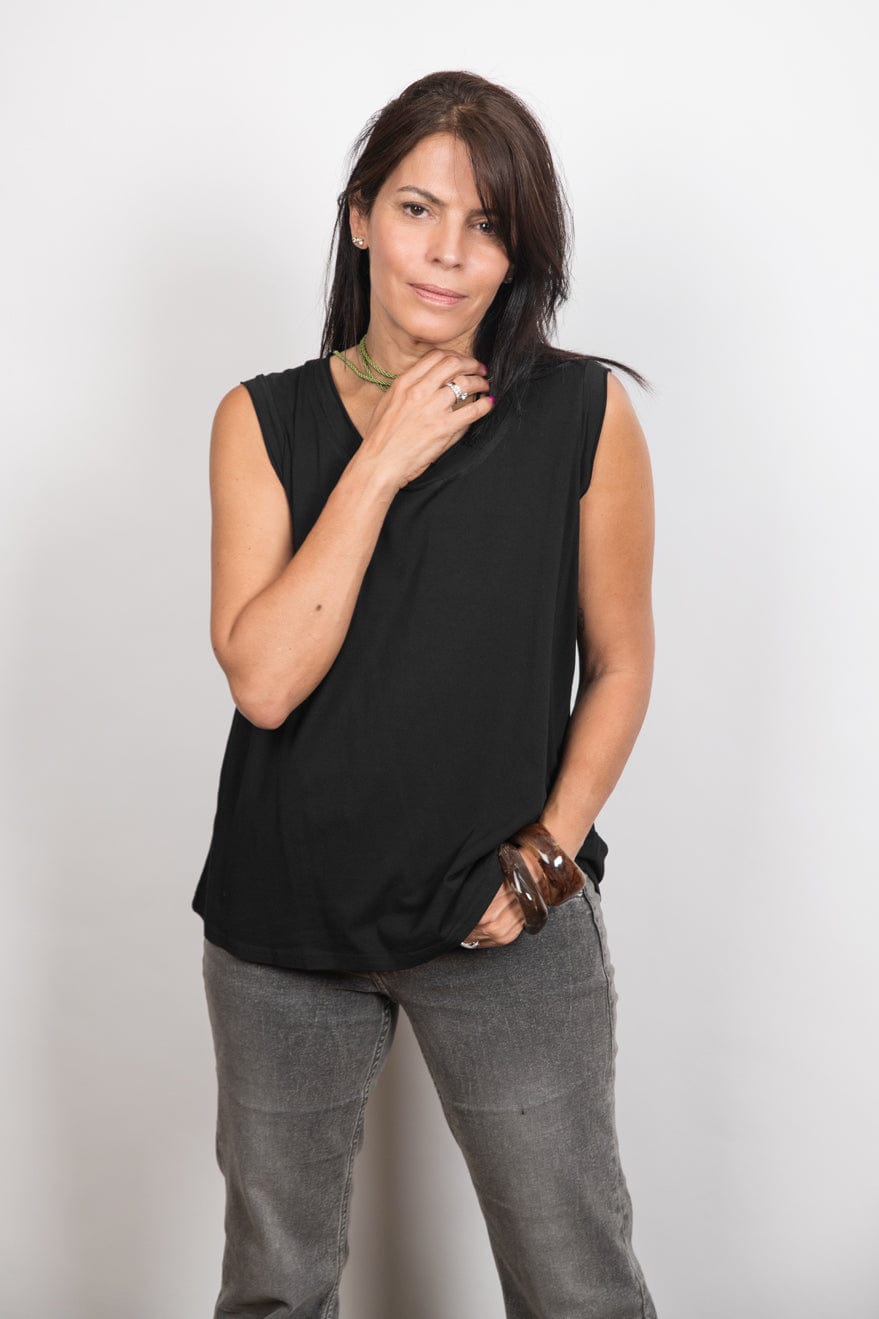 ELLI גופיה שחורה מעוצבת