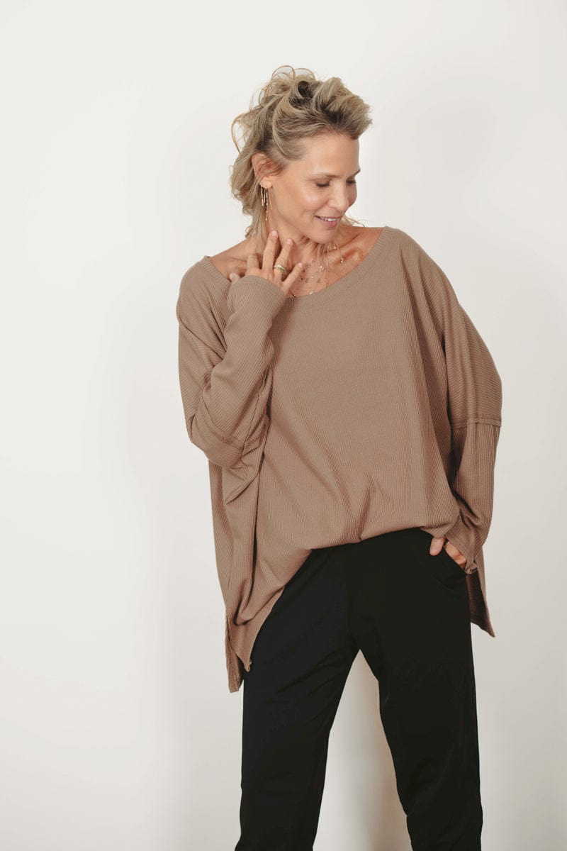 LARRY חולצה אוברסייז קאמל