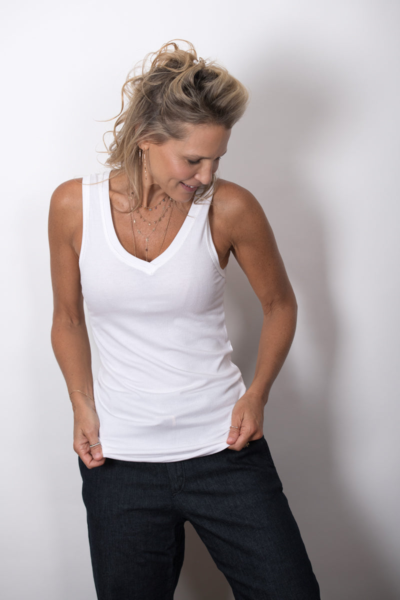 SINGAPORE  גופיה מפתח וי לבנה