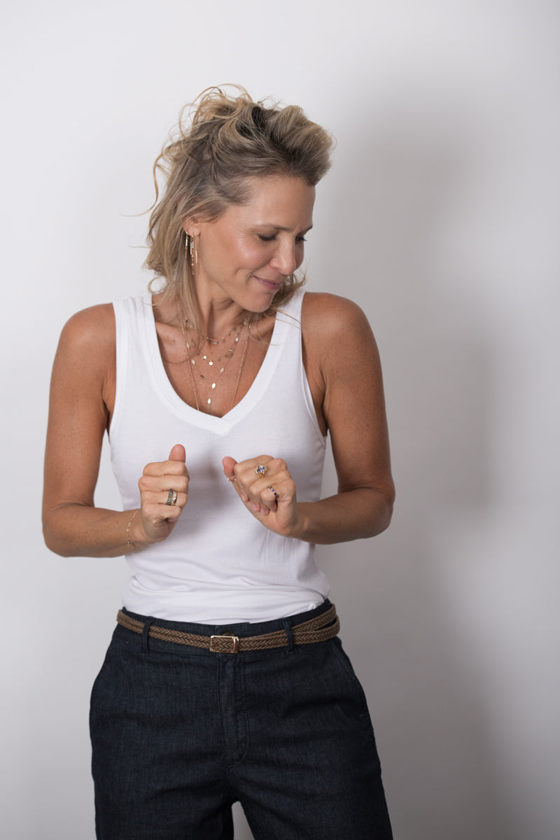 SINGAPORE  גופיה מפתח וי לבנה