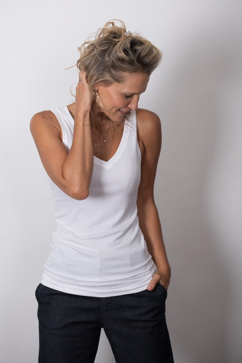 SINGAPORE  גופיה מפתח וי לבנה