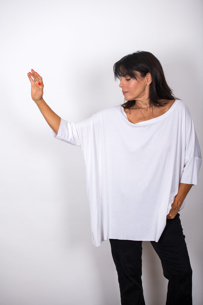 TOKYO חולצת אוברסייז לבנה