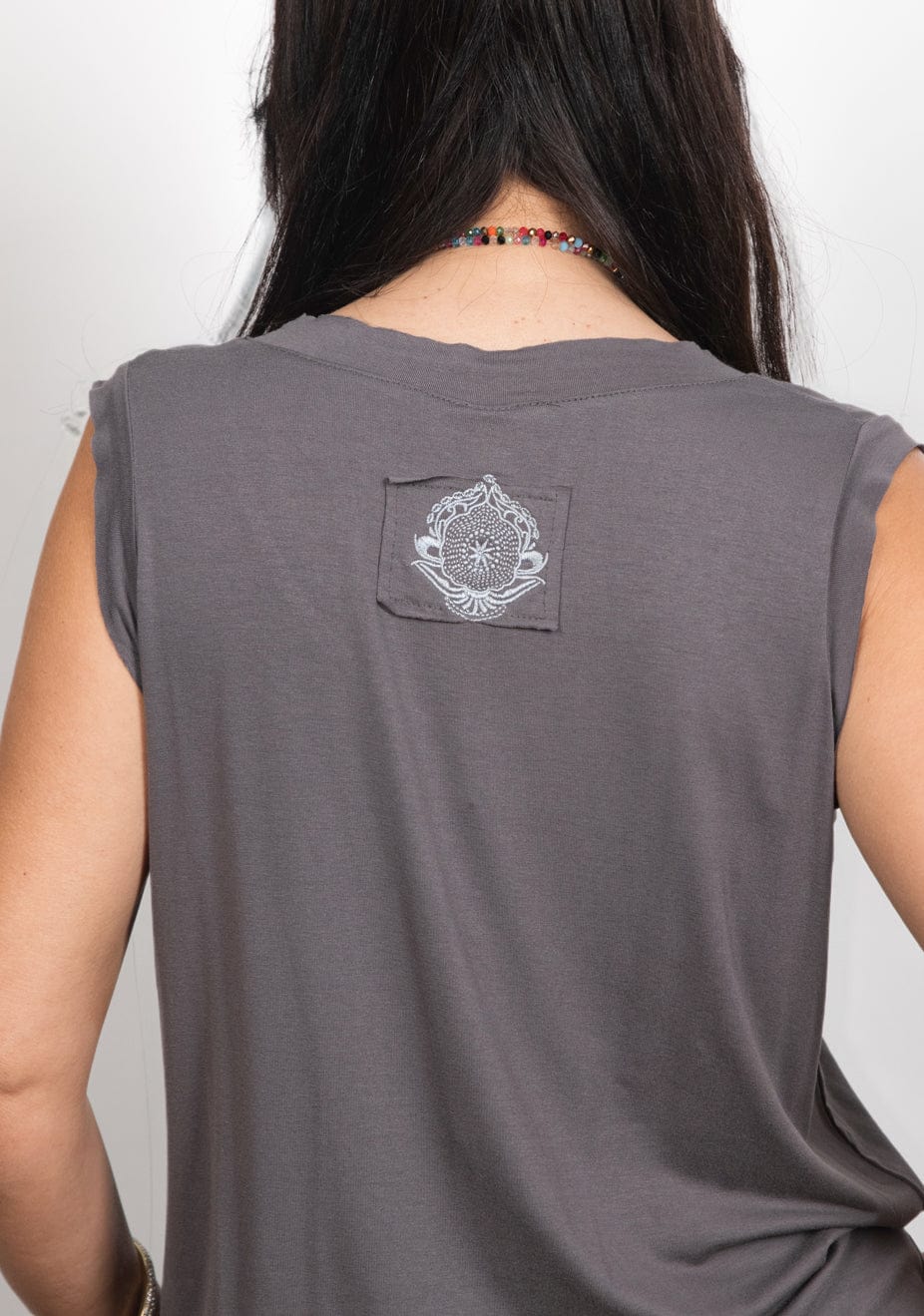 ELLI גופיה אפורה מעוצבת