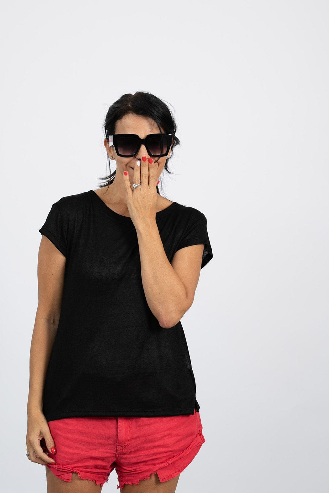 NEWHAVE  חולצה שחורה מפתח עגול image 4