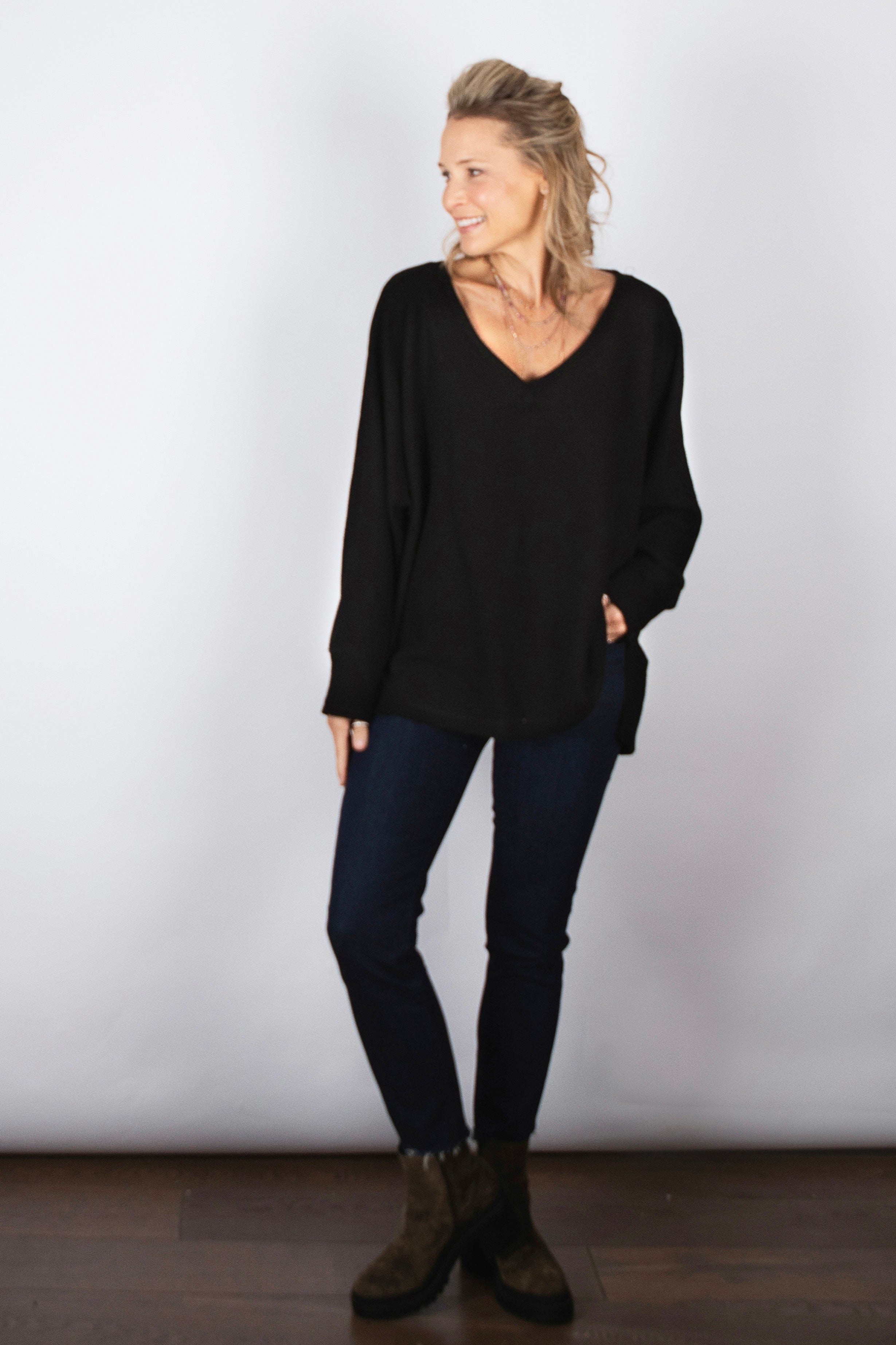 RIKI חולצת אוברסייז שחורה וופל image 9