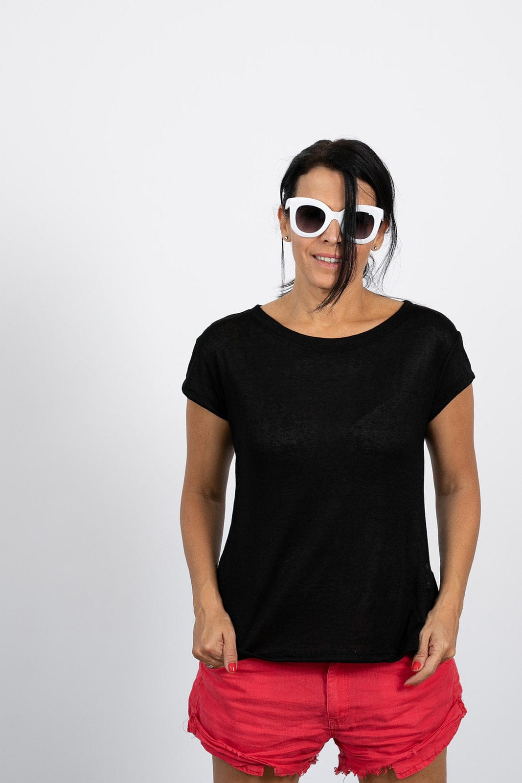 NEWHAVE  חולצה שחורה מפתח עגול image 5