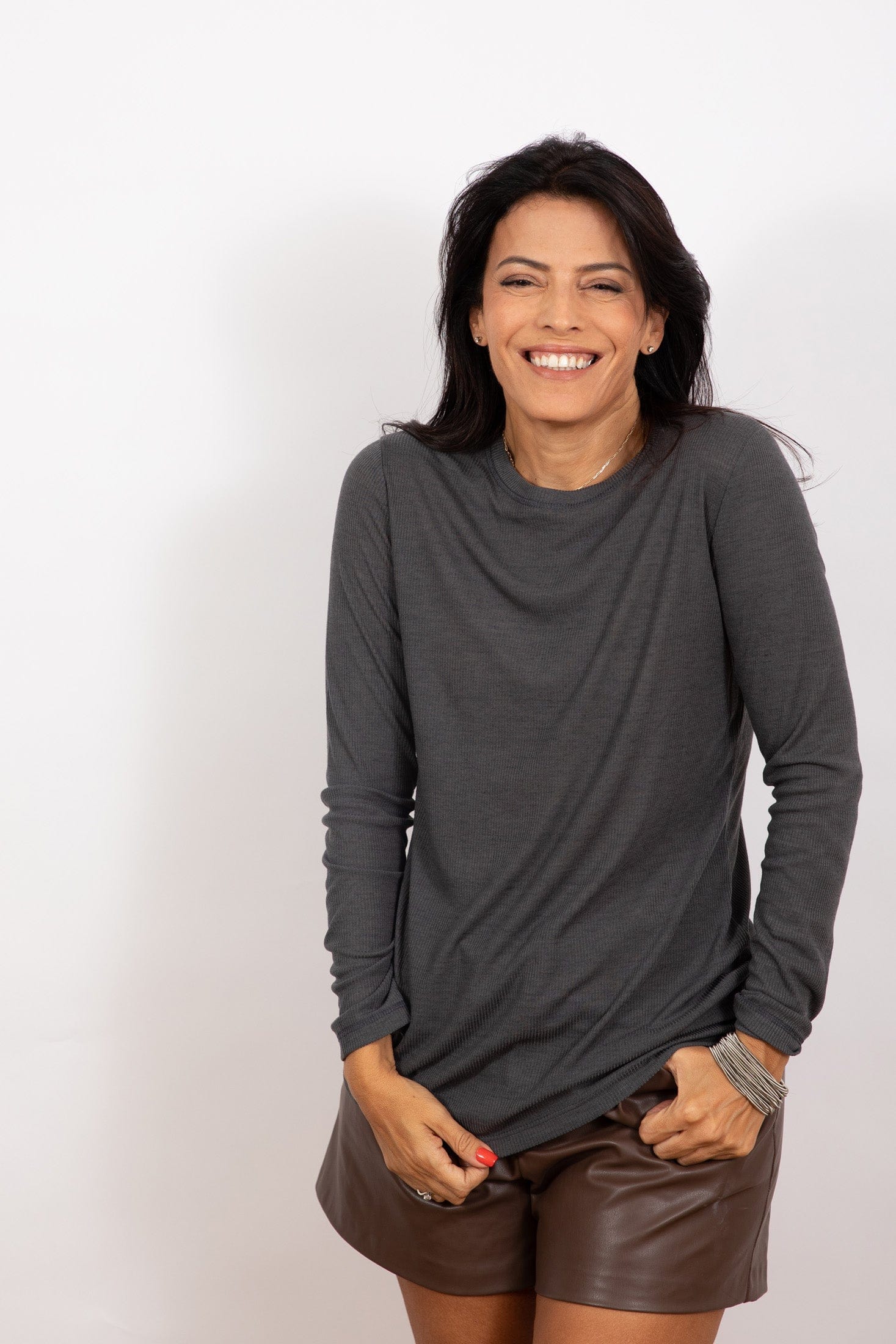 P SHIRT  חולצה אפורה בייסיק image 3