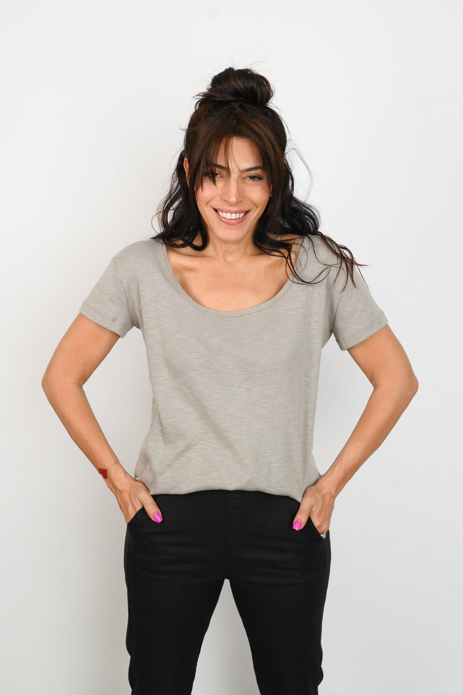 H SHIRT חולצה אפורה קצרה image 2