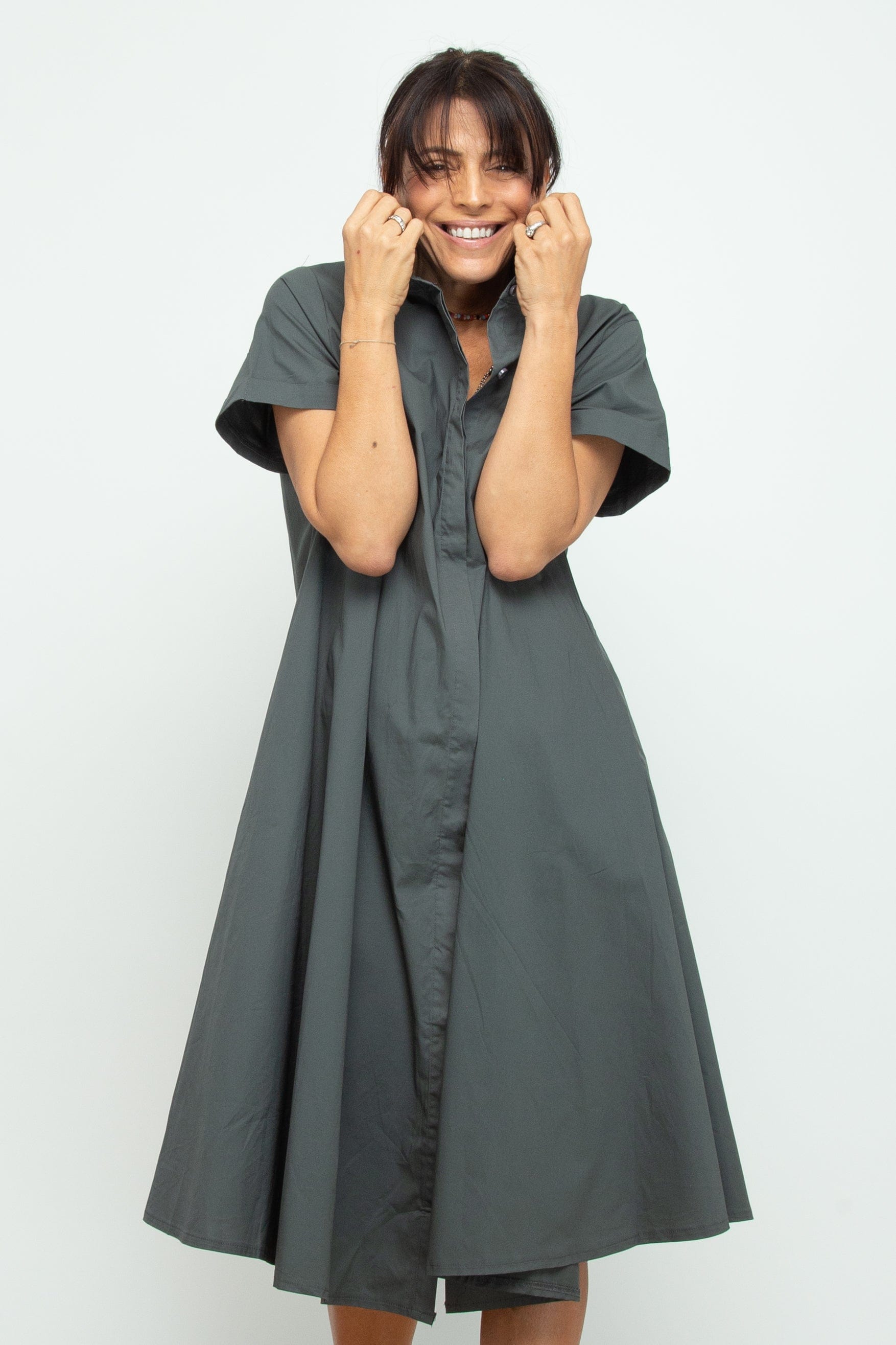 THREE   שמלה אוברסייז אפורה image 4