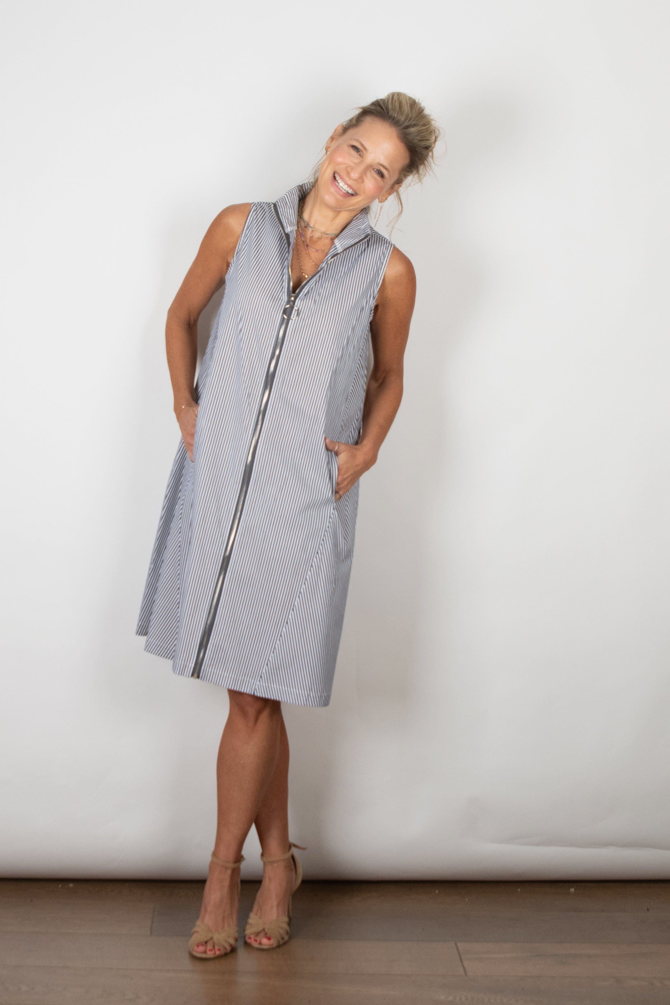 SHAKIRA  שמלה שחורה פסים לבן ריצ׳רצ image 10