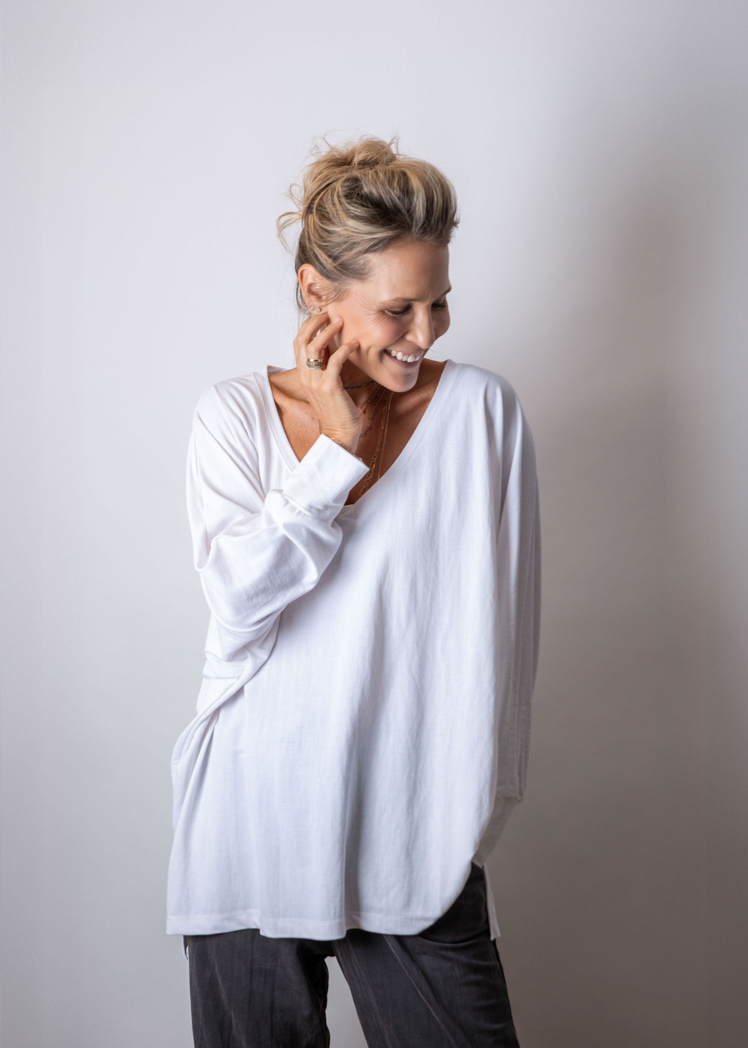 MESIKA V חולצה לבנה אוברסייז image 3