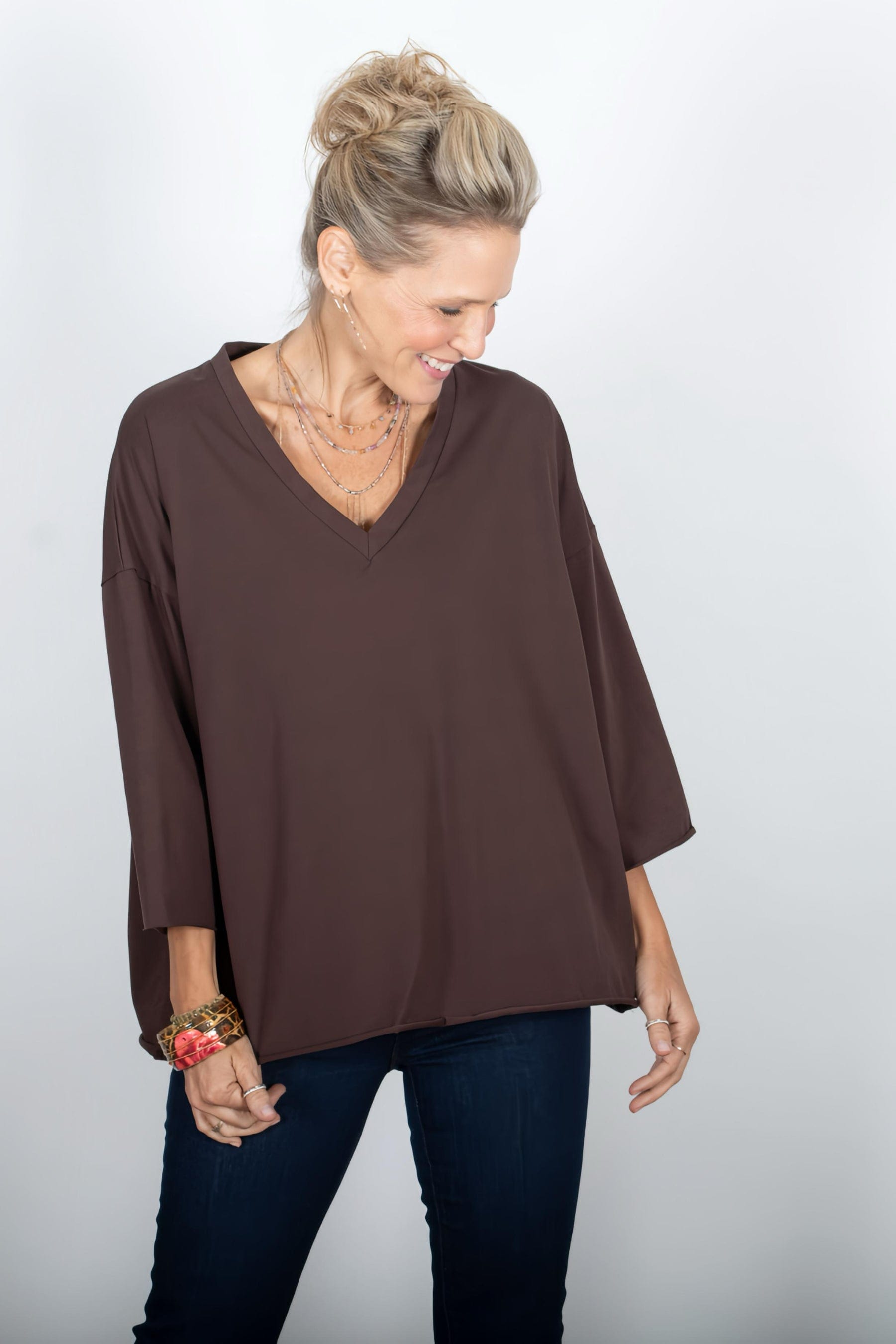 DANIEL חומה V חולצה אוברסייז image 0