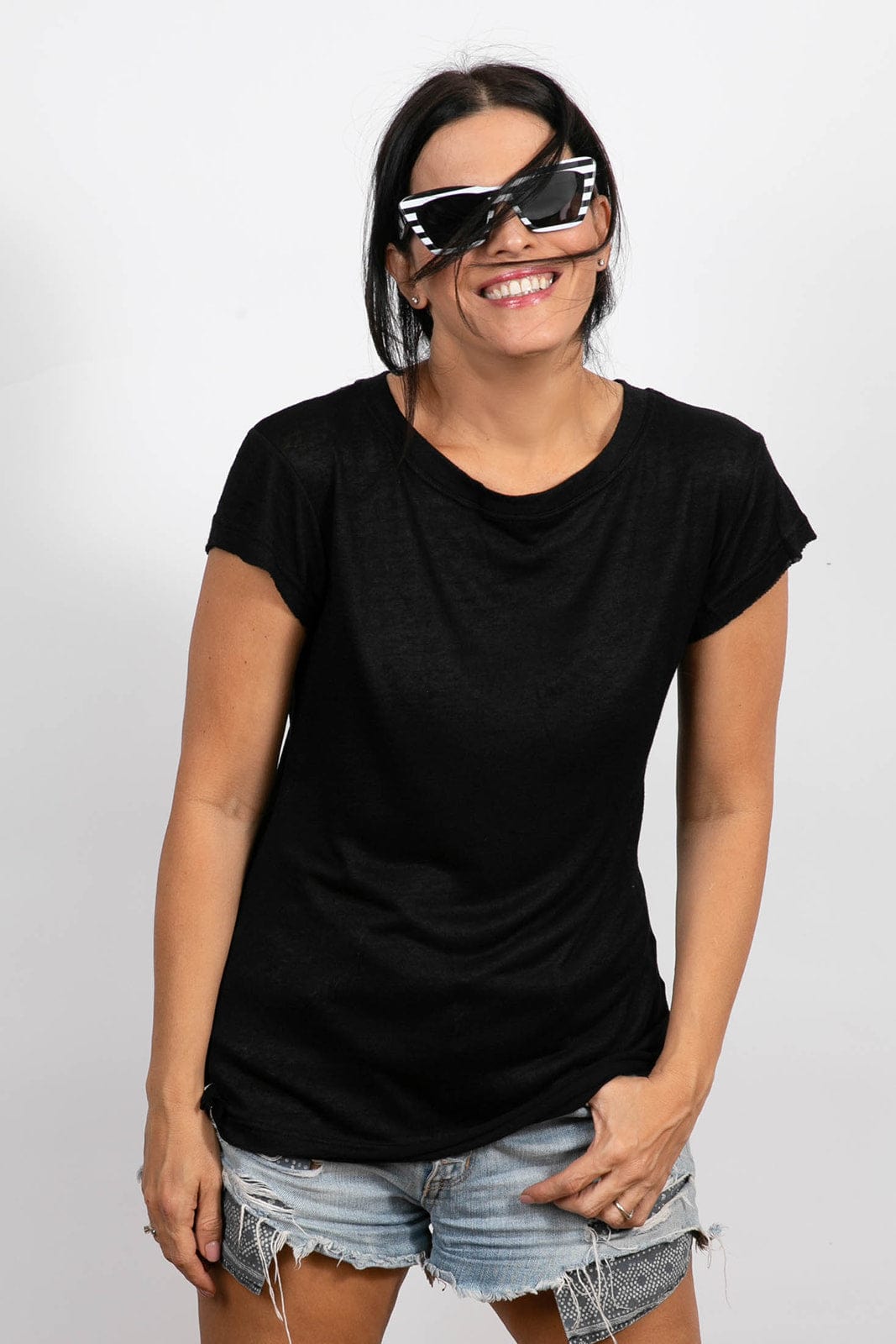 חולצה שחורה בייסיק NELLA image 1