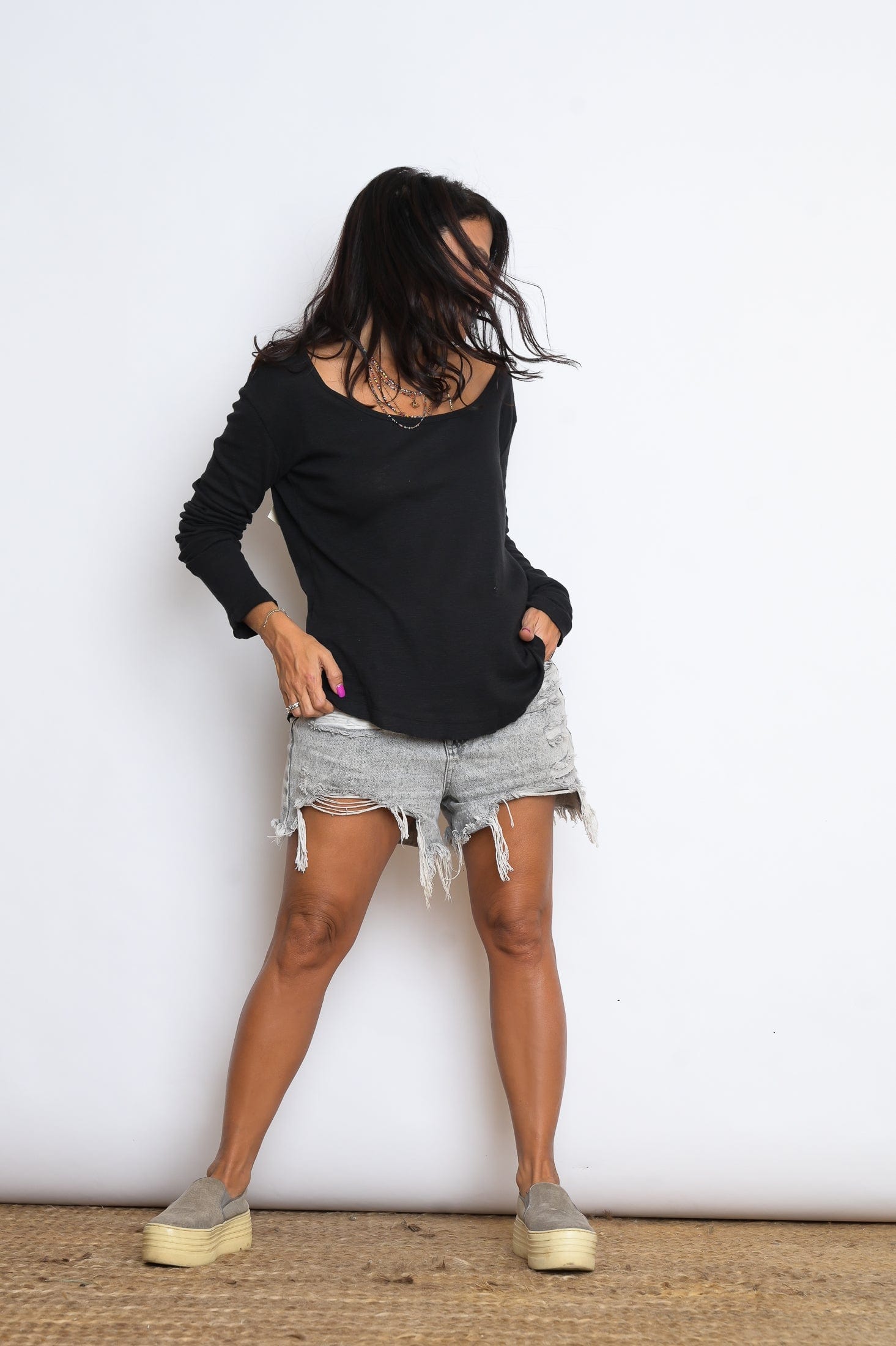 H SHIRT חולצה בייסיק שחורה image 2