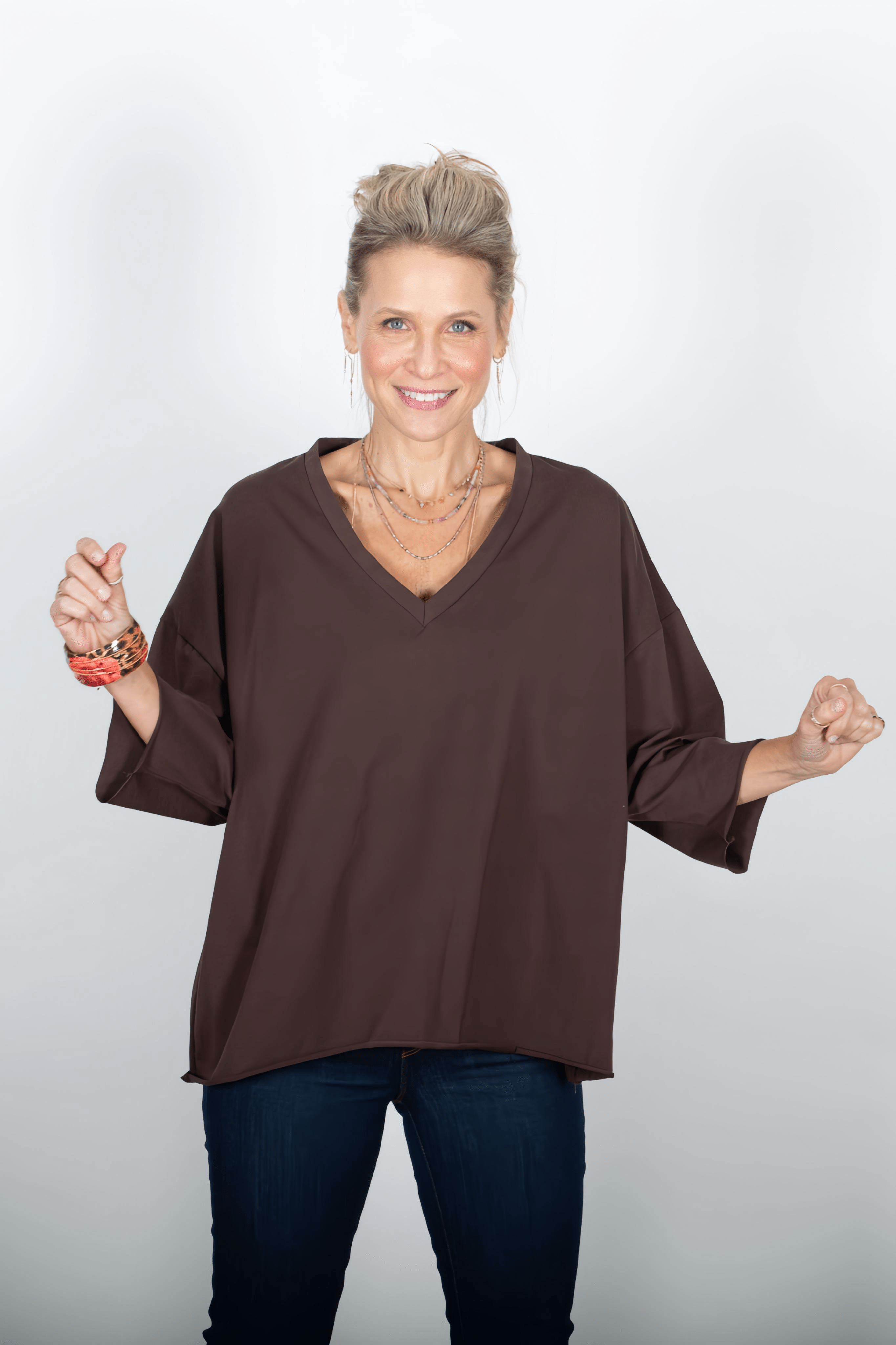 DANIEL חומה V חולצה אוברסייז image 1