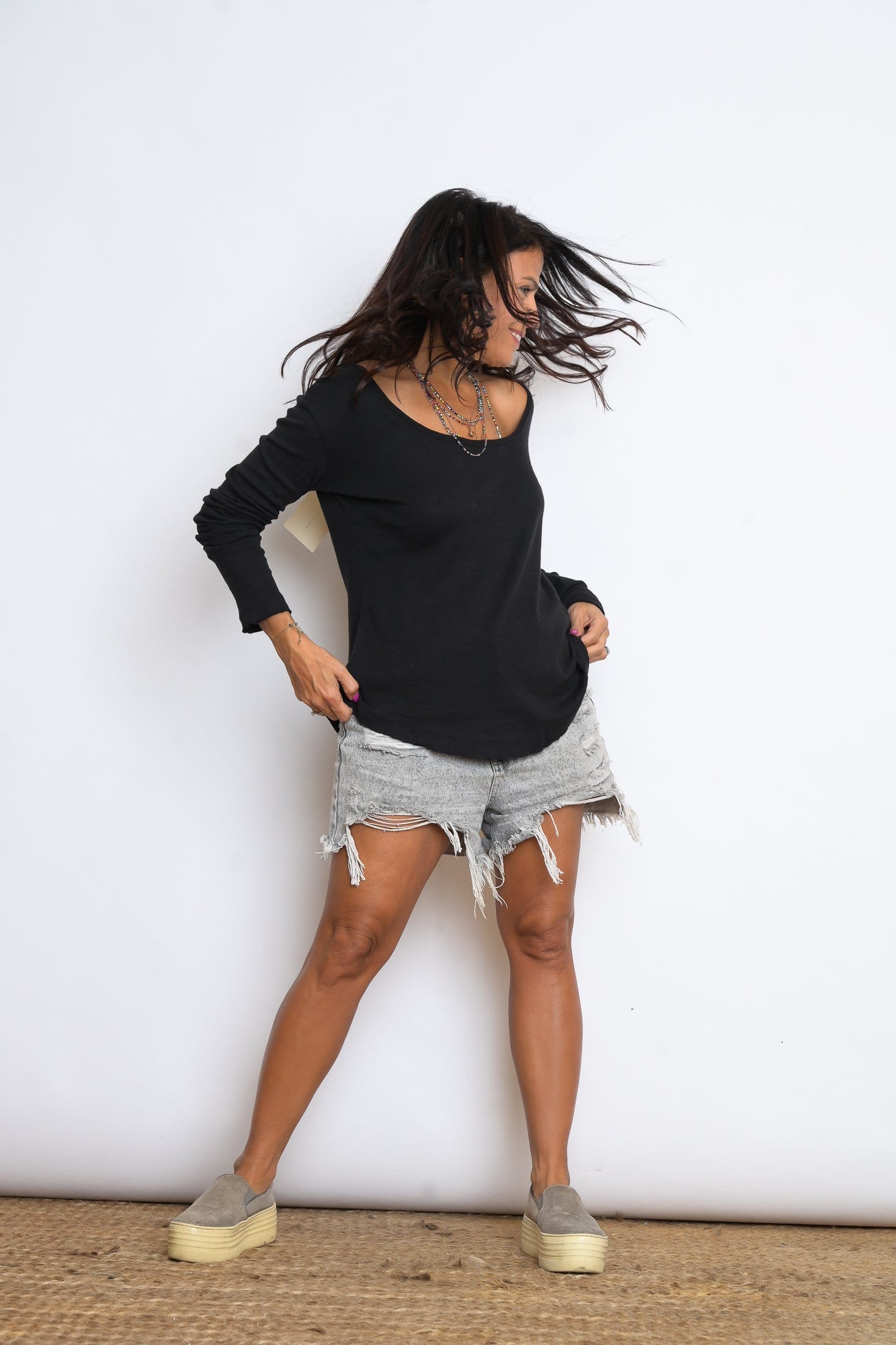 H SHIRT חולצה בייסיק שחורה image 6