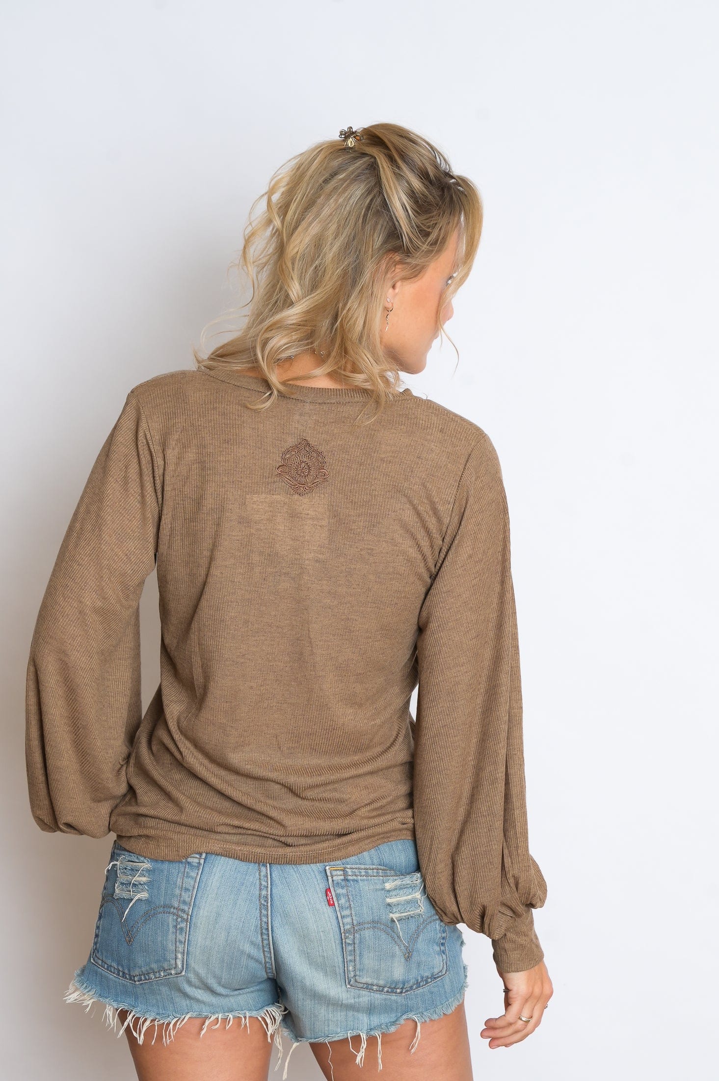 N SHIRT  חולצה חומה מעוצבת image 2