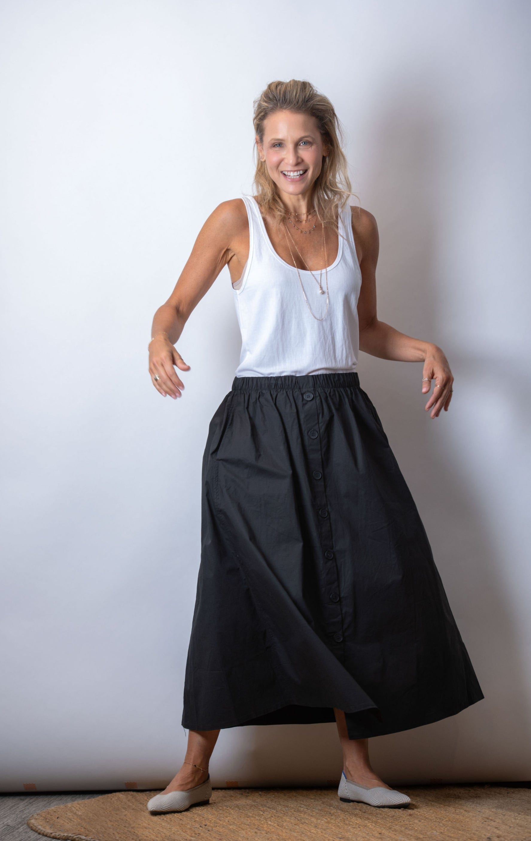 A חצאית כפתורים שחורה image 3