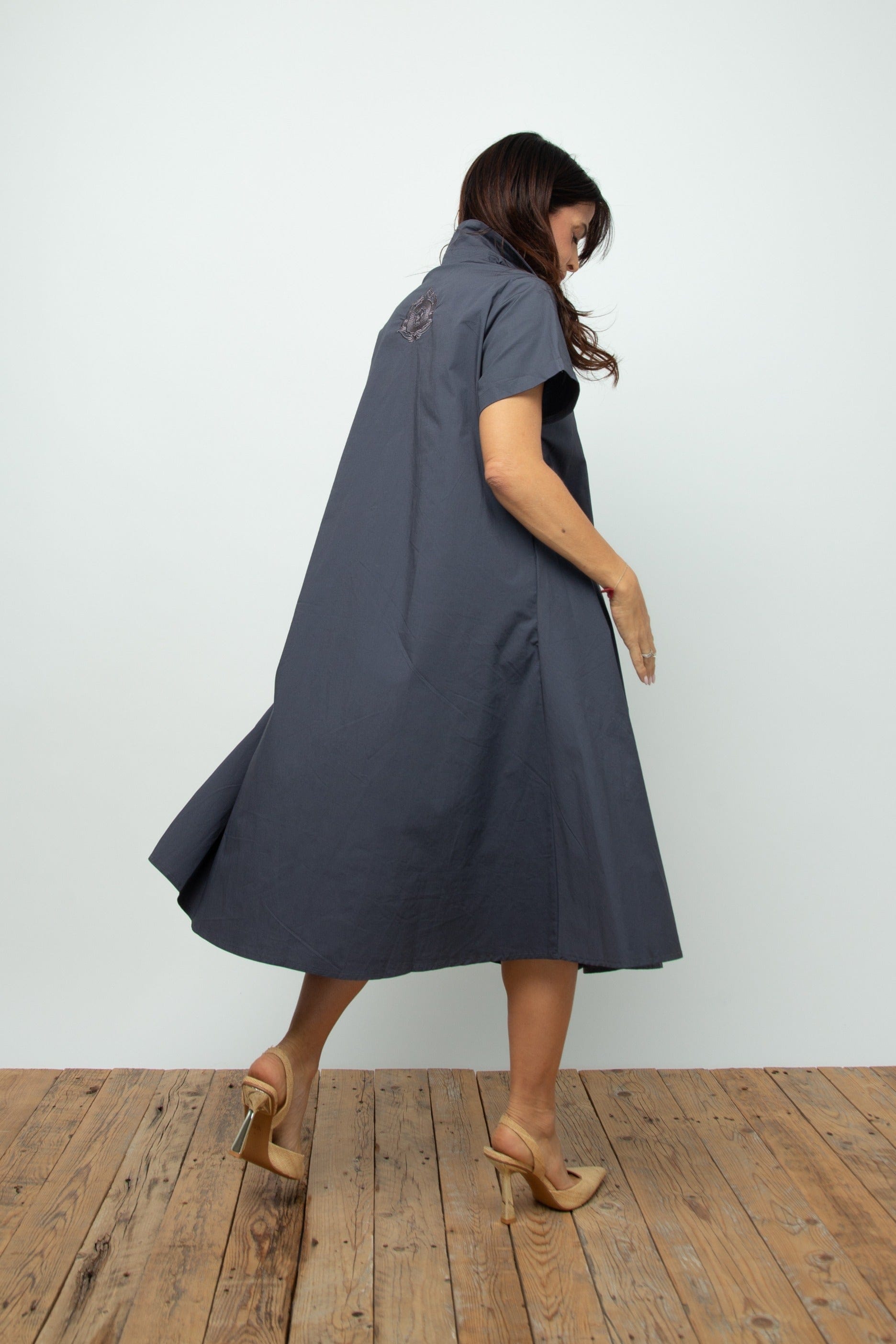 THREE  שמלה אוברסייז אפור סגול image 9