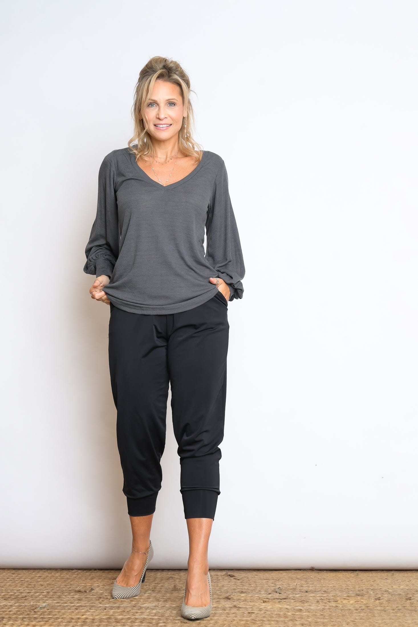 N SHIRT  חולצה אפורה מעוצבת image 5