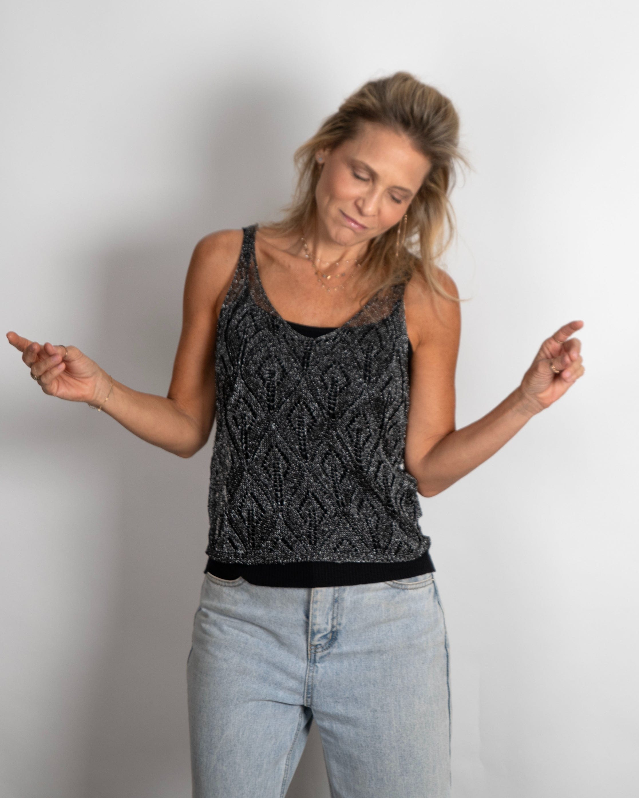 ALLICIA גופיית מנצנצת שחורה image 3