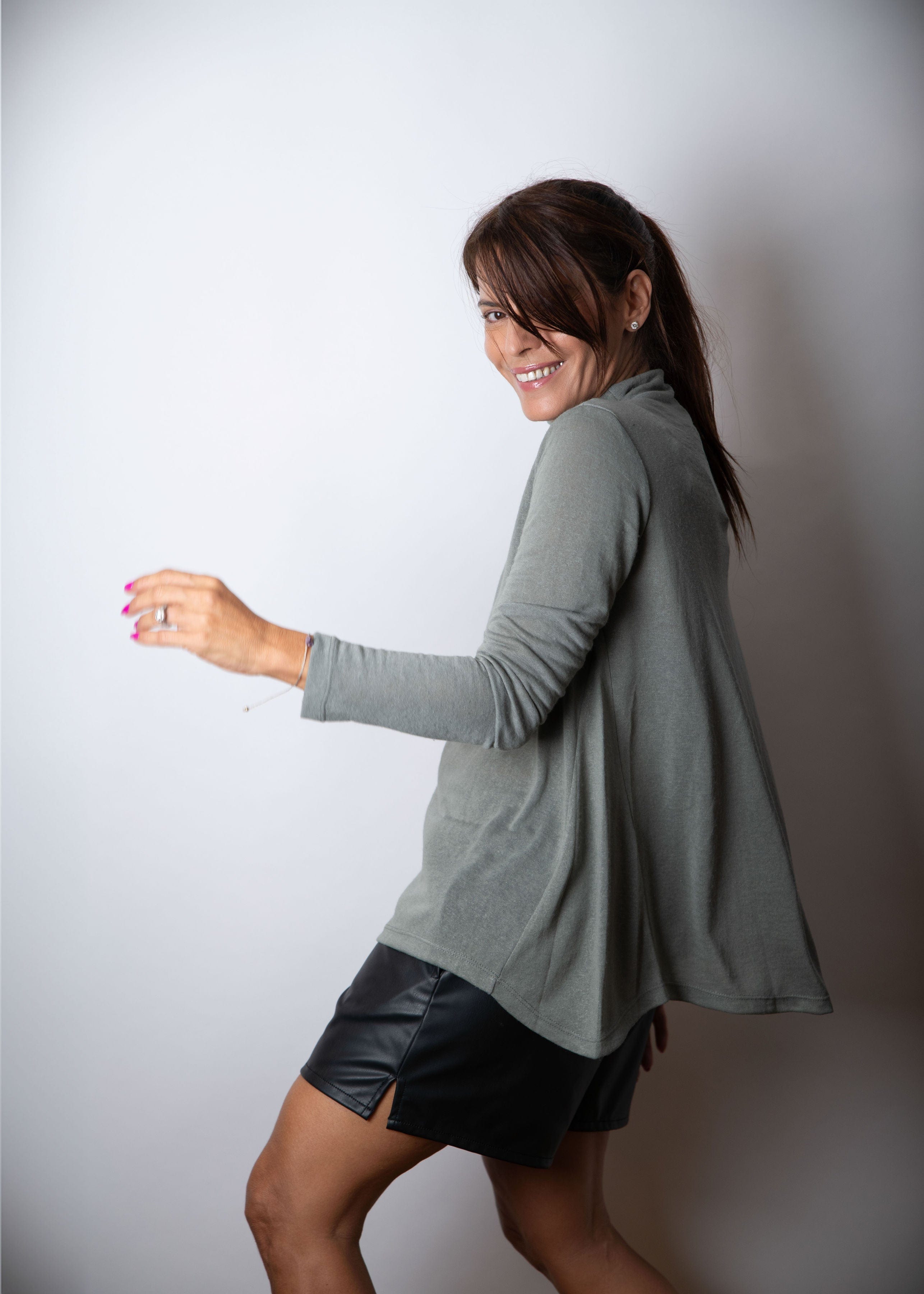 DALUMI  חולצה ירוקה מיני גולף image 1