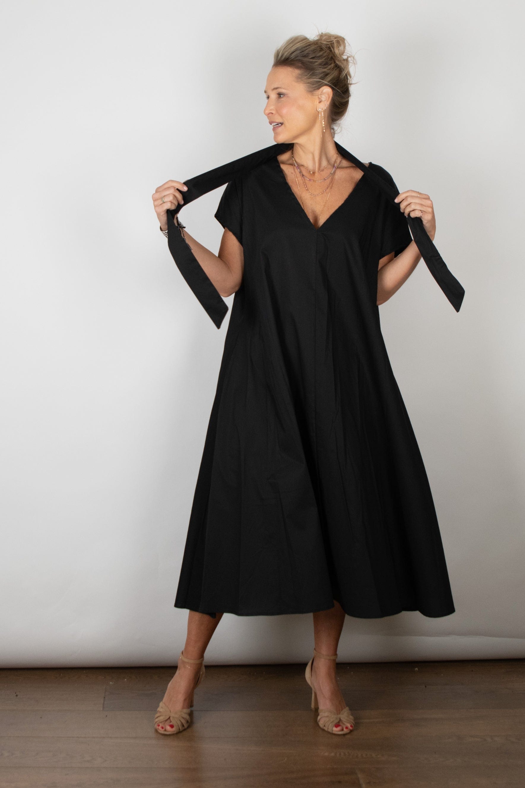 WINEHOUSE V שמלה שחורה אוברסייז image 0