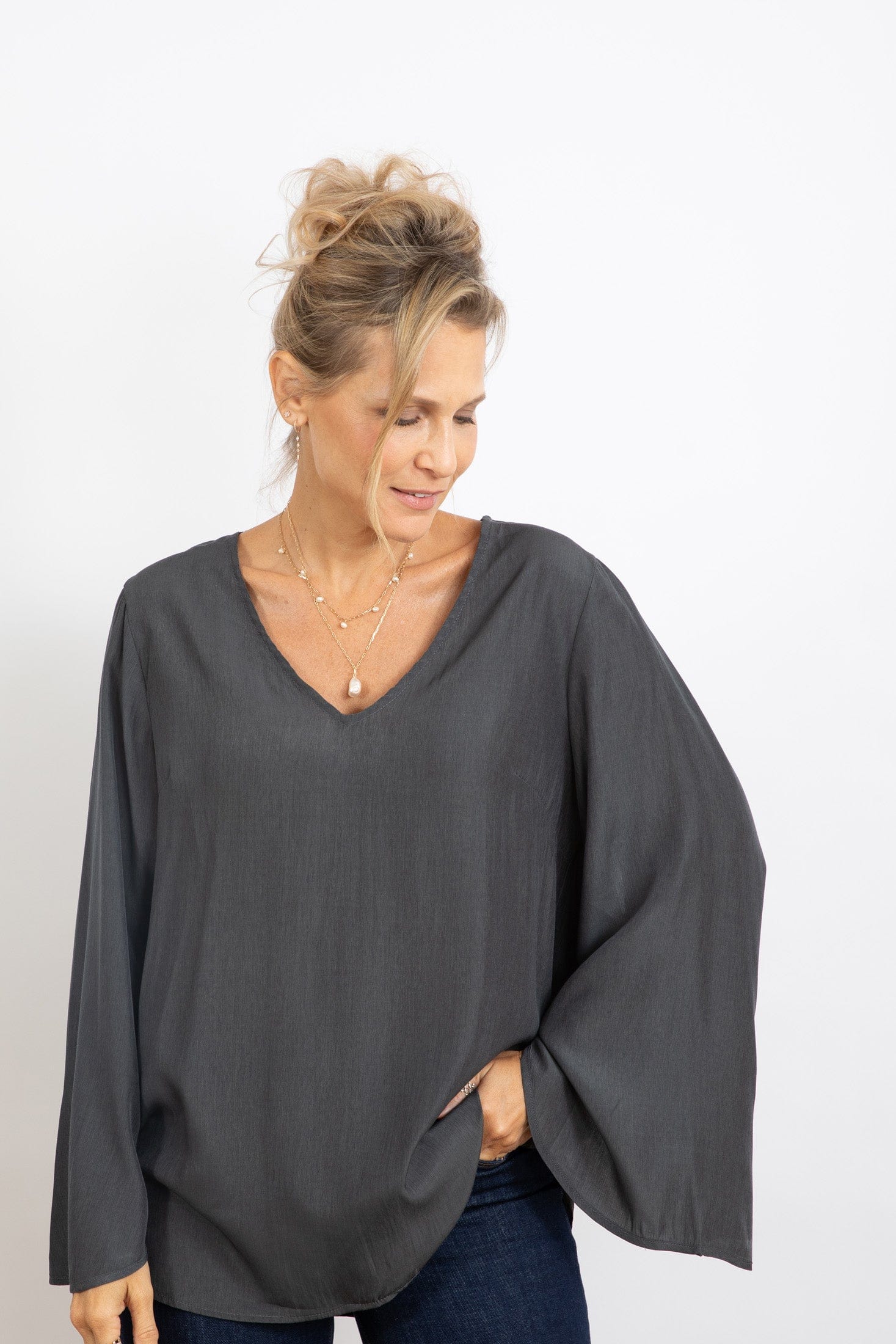 AVLON חולצה אפורה image 1