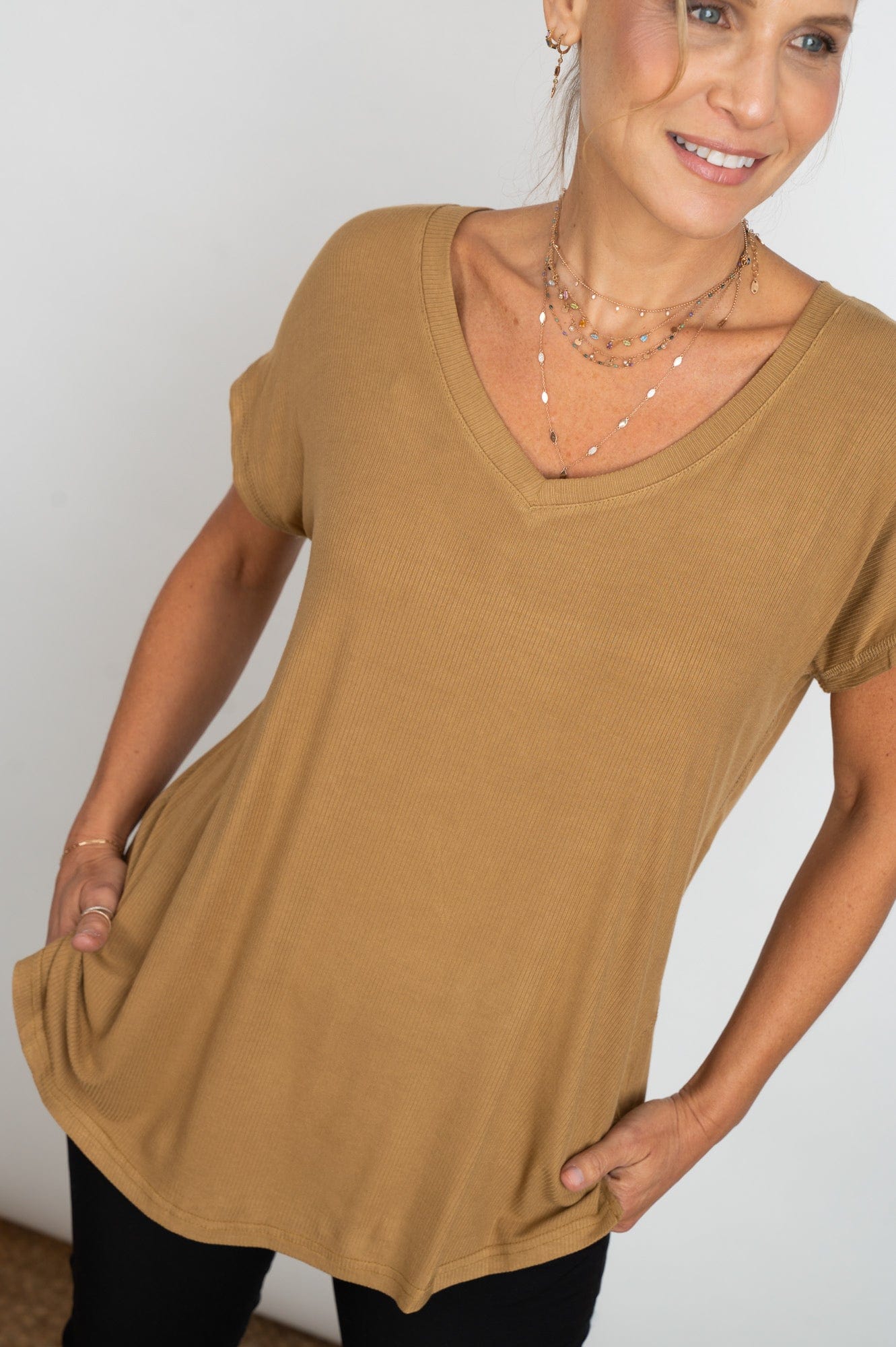 BE  V חולצה קאמל image 1