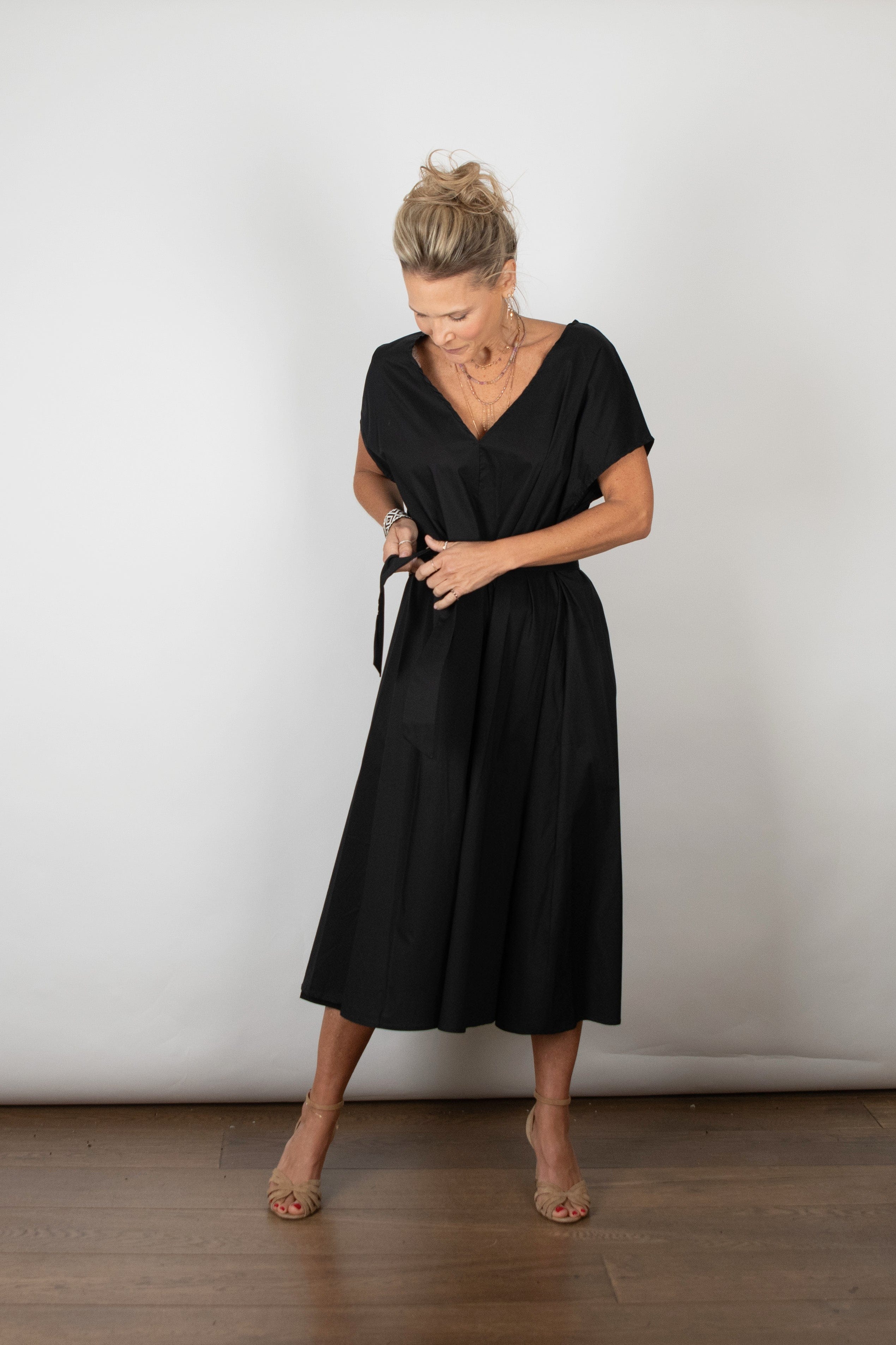 WINEHOUSE V שמלה שחורה אוברסייז image 11