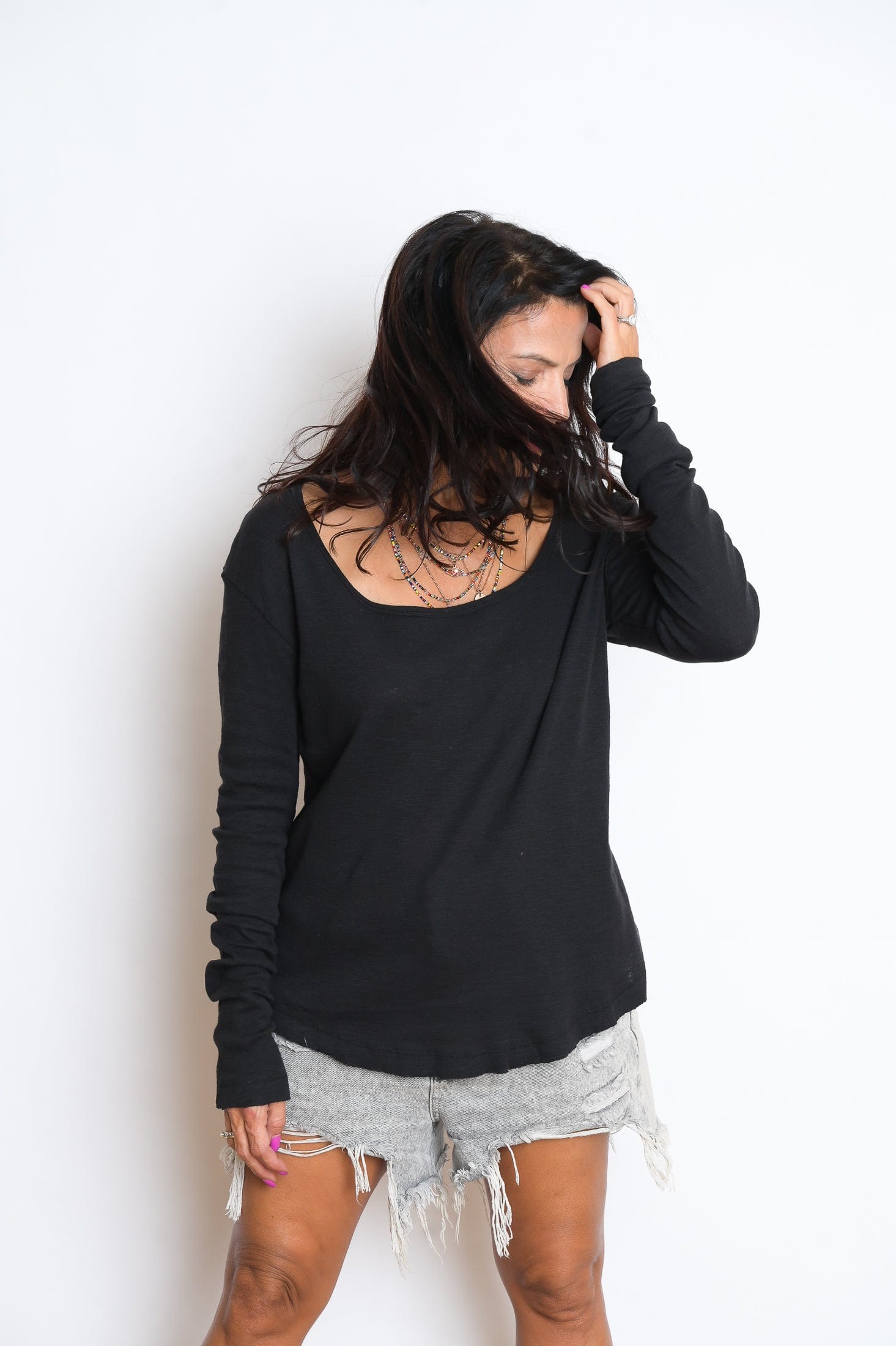 H SHIRT חולצה בייסיק שחורה image 3