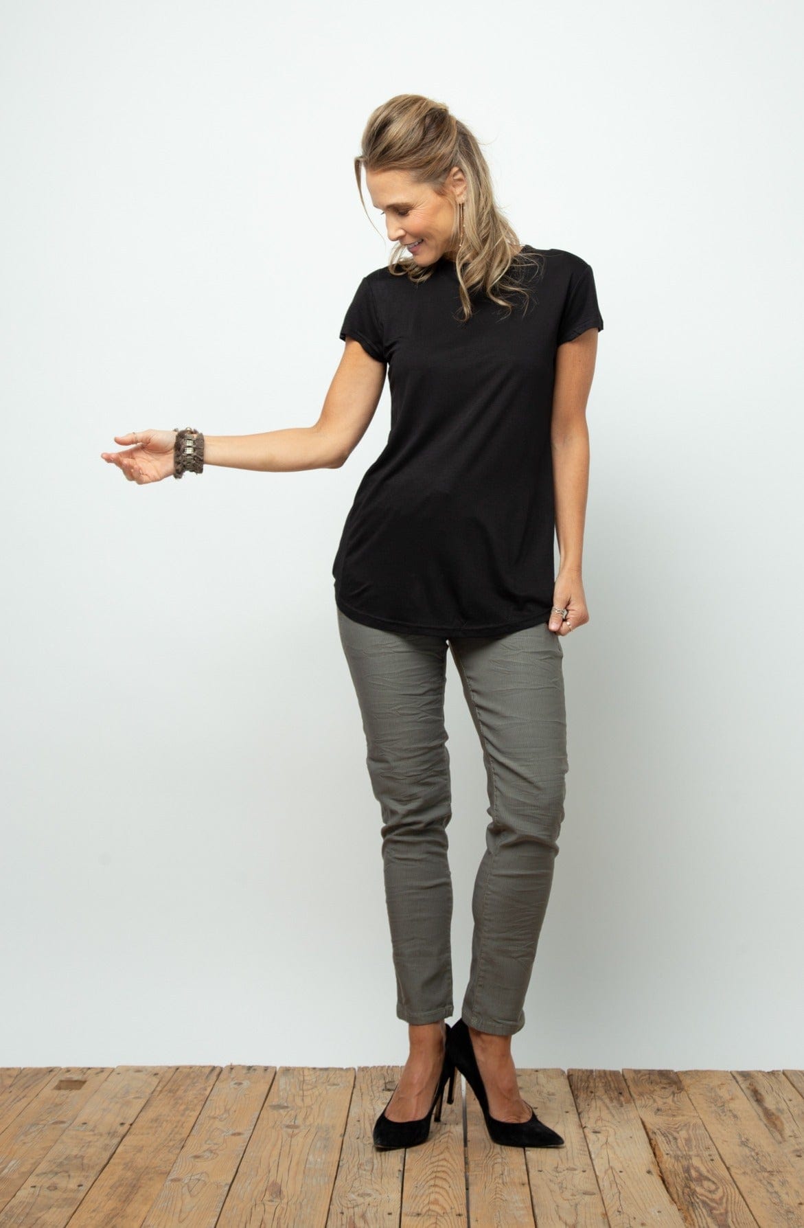 NINE חולצה בייסיק שחורה image 1