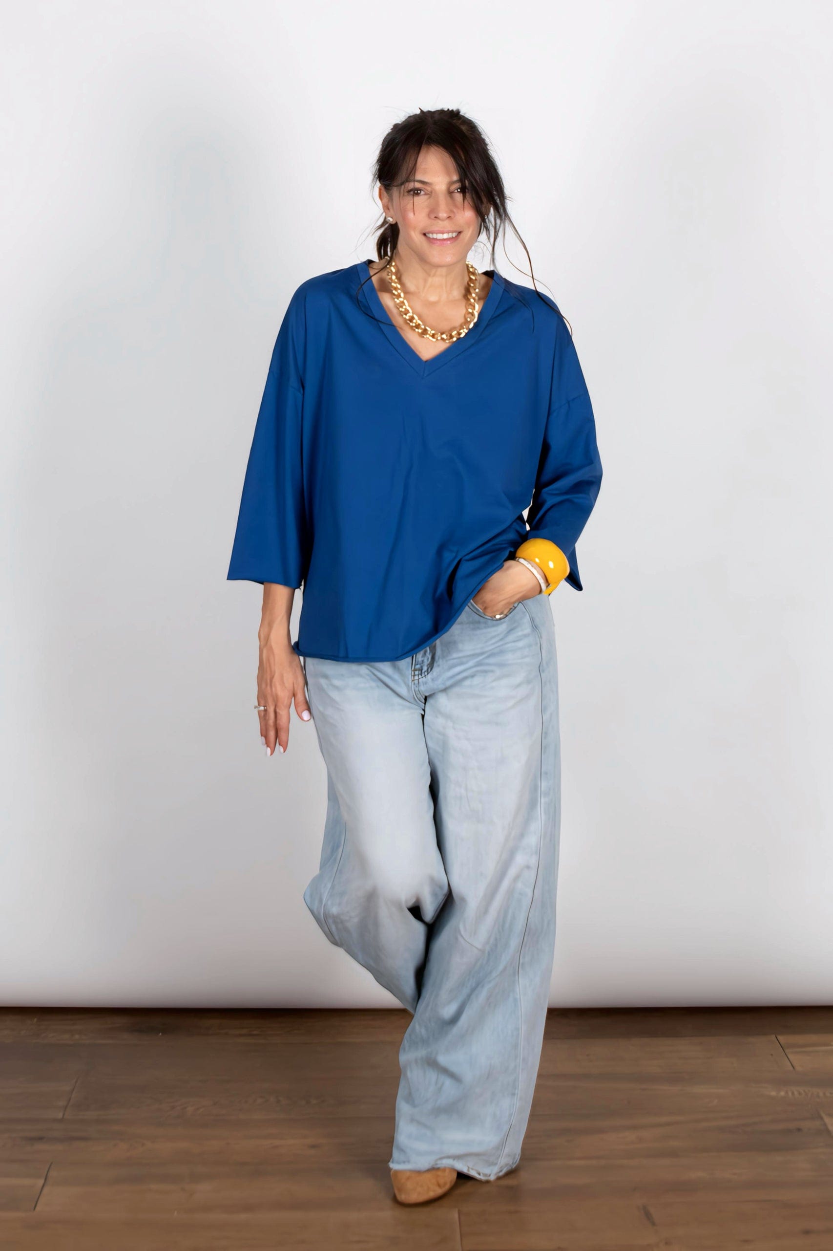 DANIEL כחולה V חולצה אוברסייז image 3