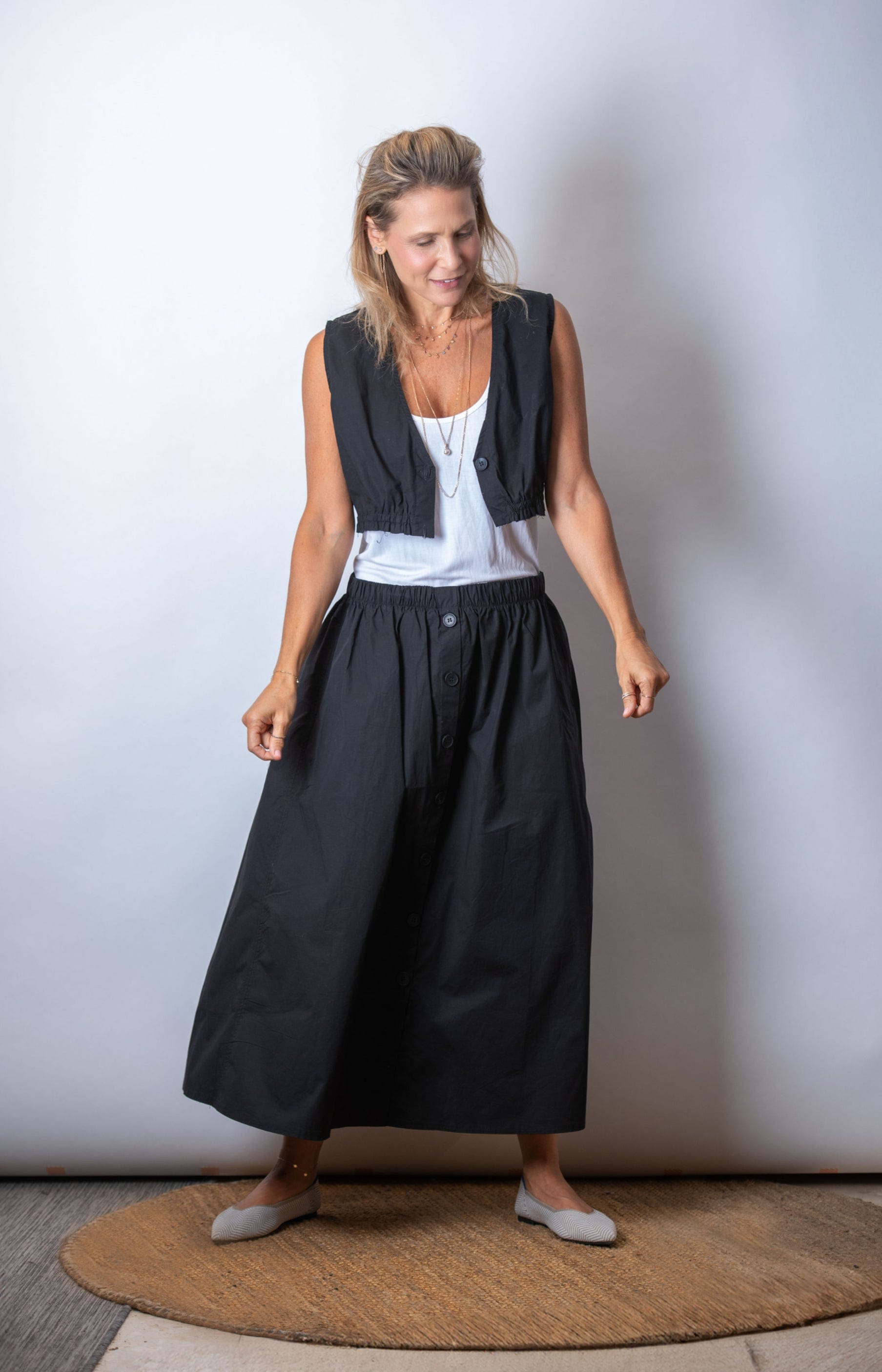 A חצאית כפתורים שחורה image 1