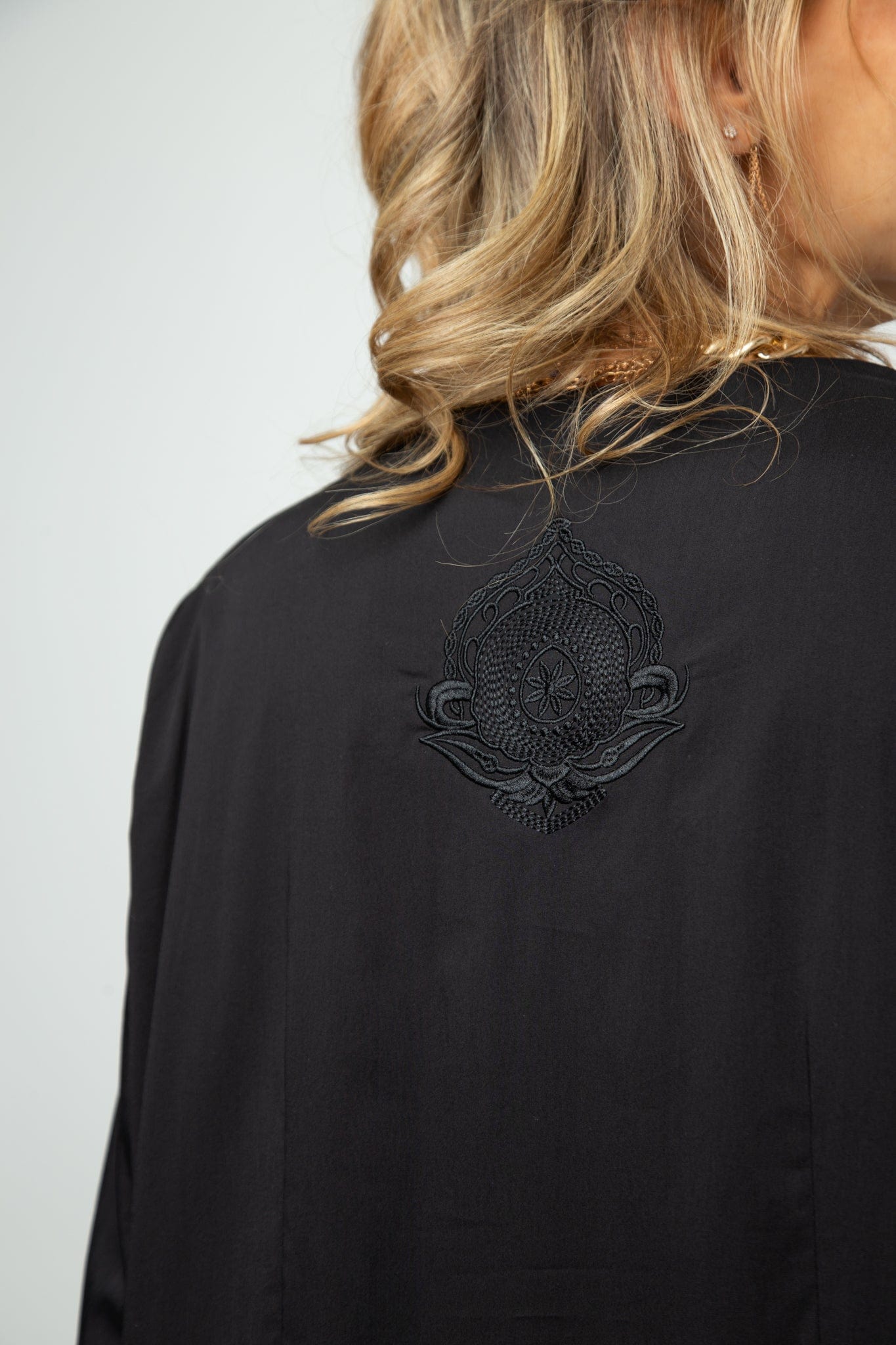 BRAY DRESS  שמלה מקסי שחורה אוברסייז image 4