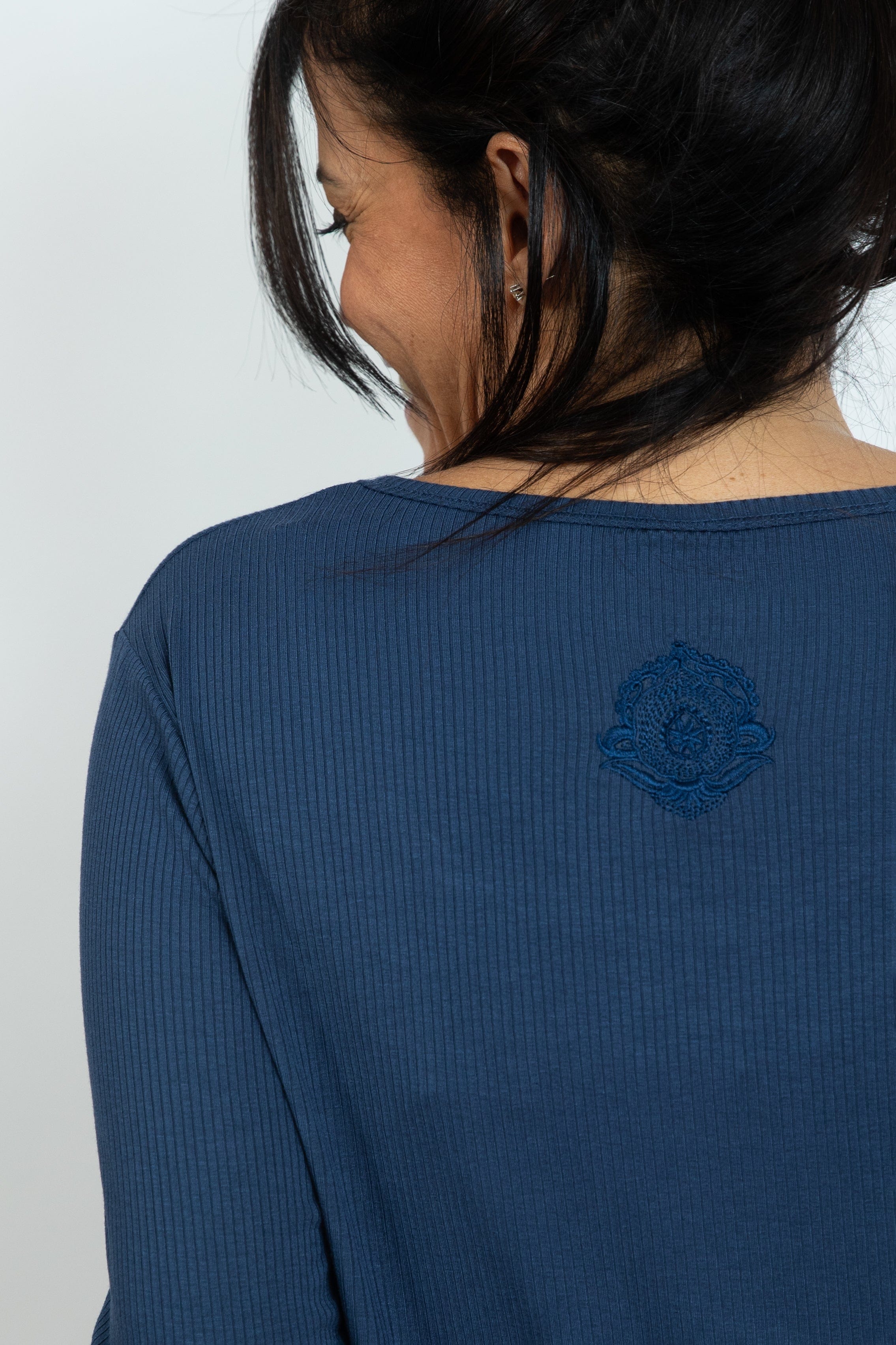 M SHIRT  חולצה כחולה בייסיק image 9