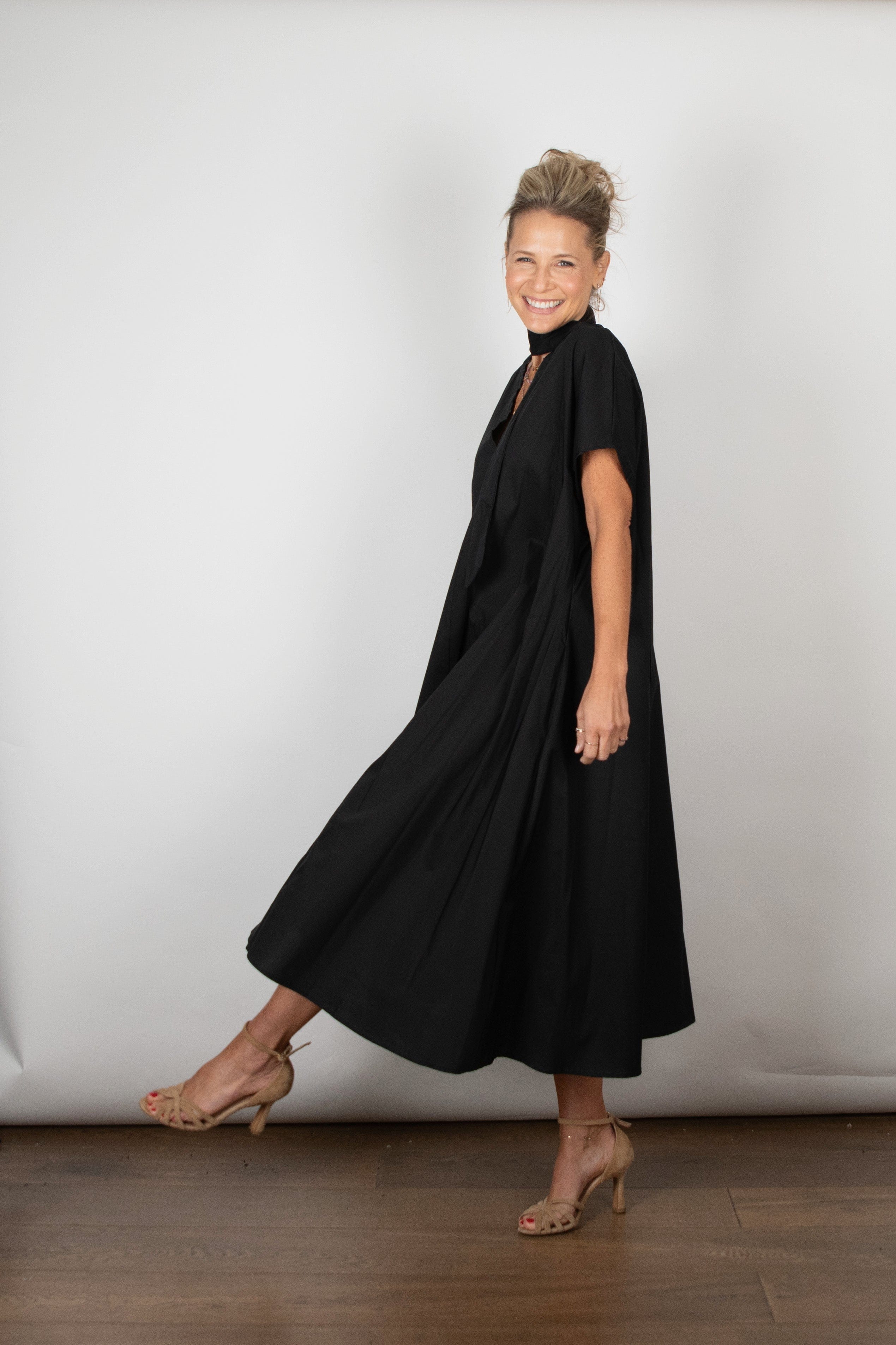 WINEHOUSE V שמלה שחורה אוברסייז image 9