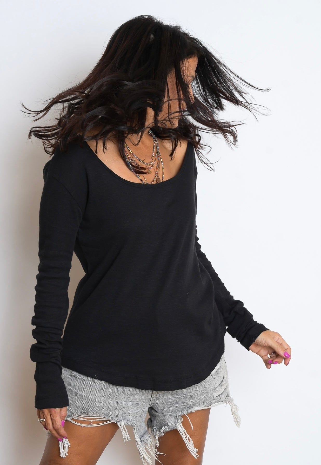 H SHIRT חולצה בייסיק שחורה image 0