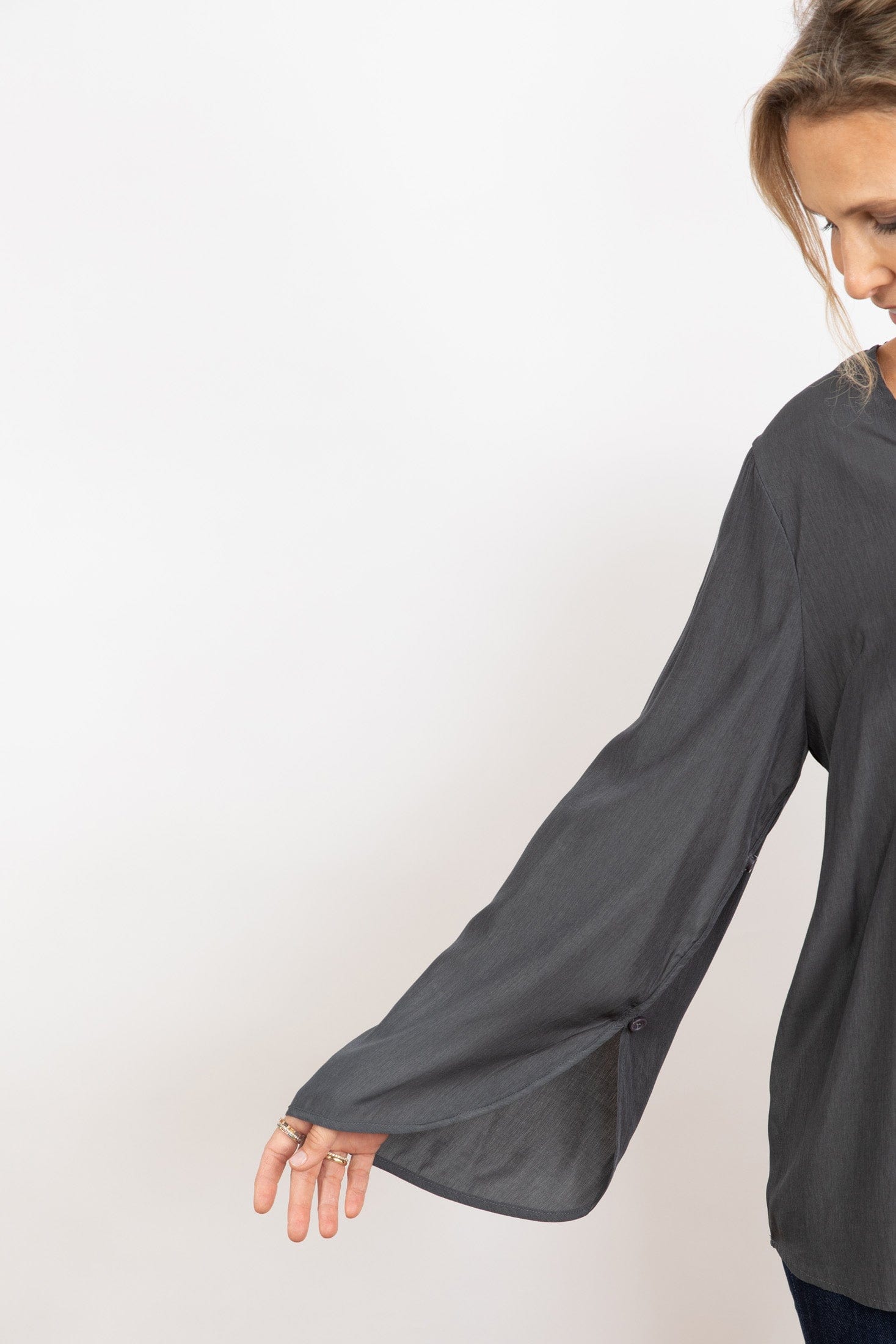 AVLON חולצה אפורה image 11