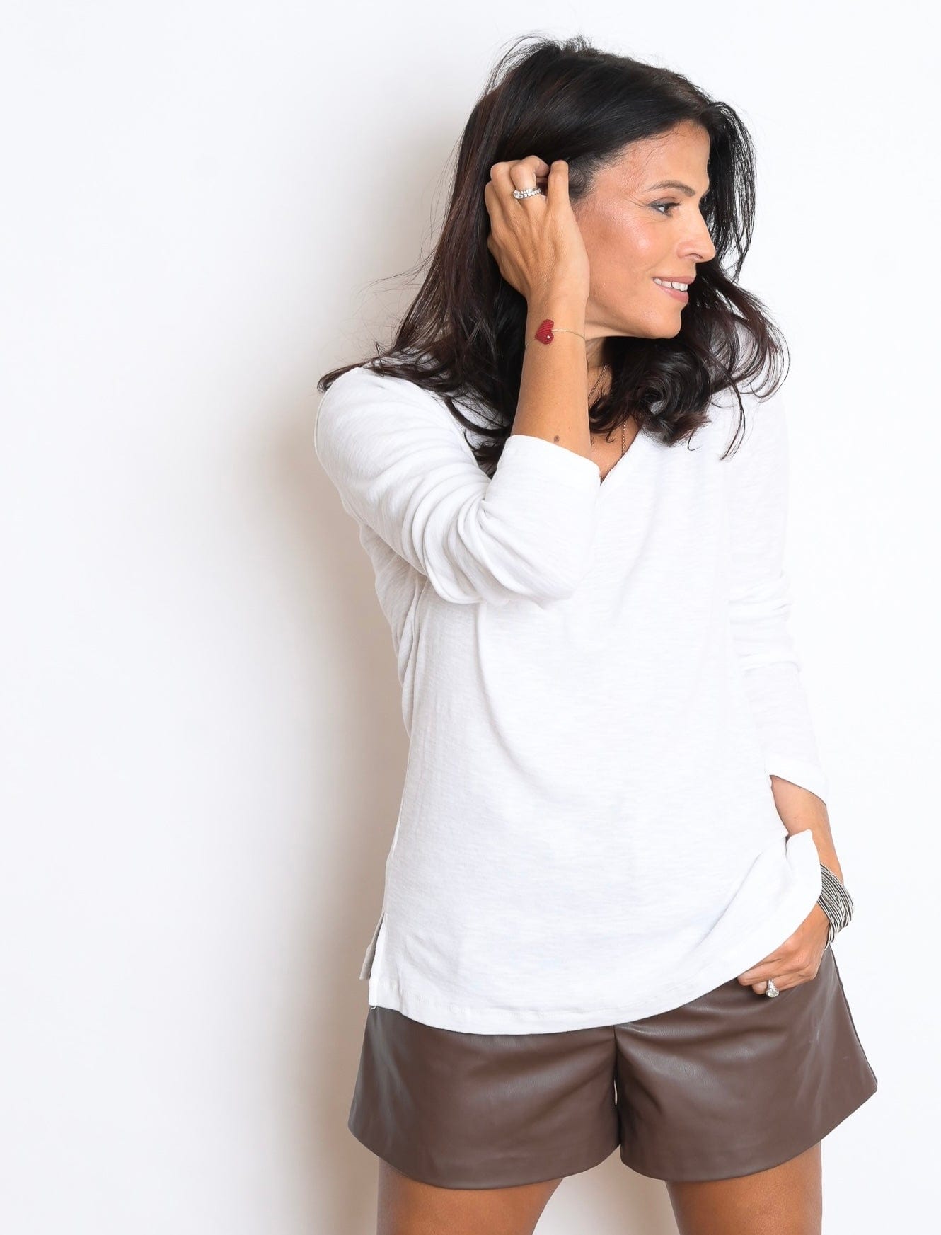 E SHIRT לבנה V חולצה image 1