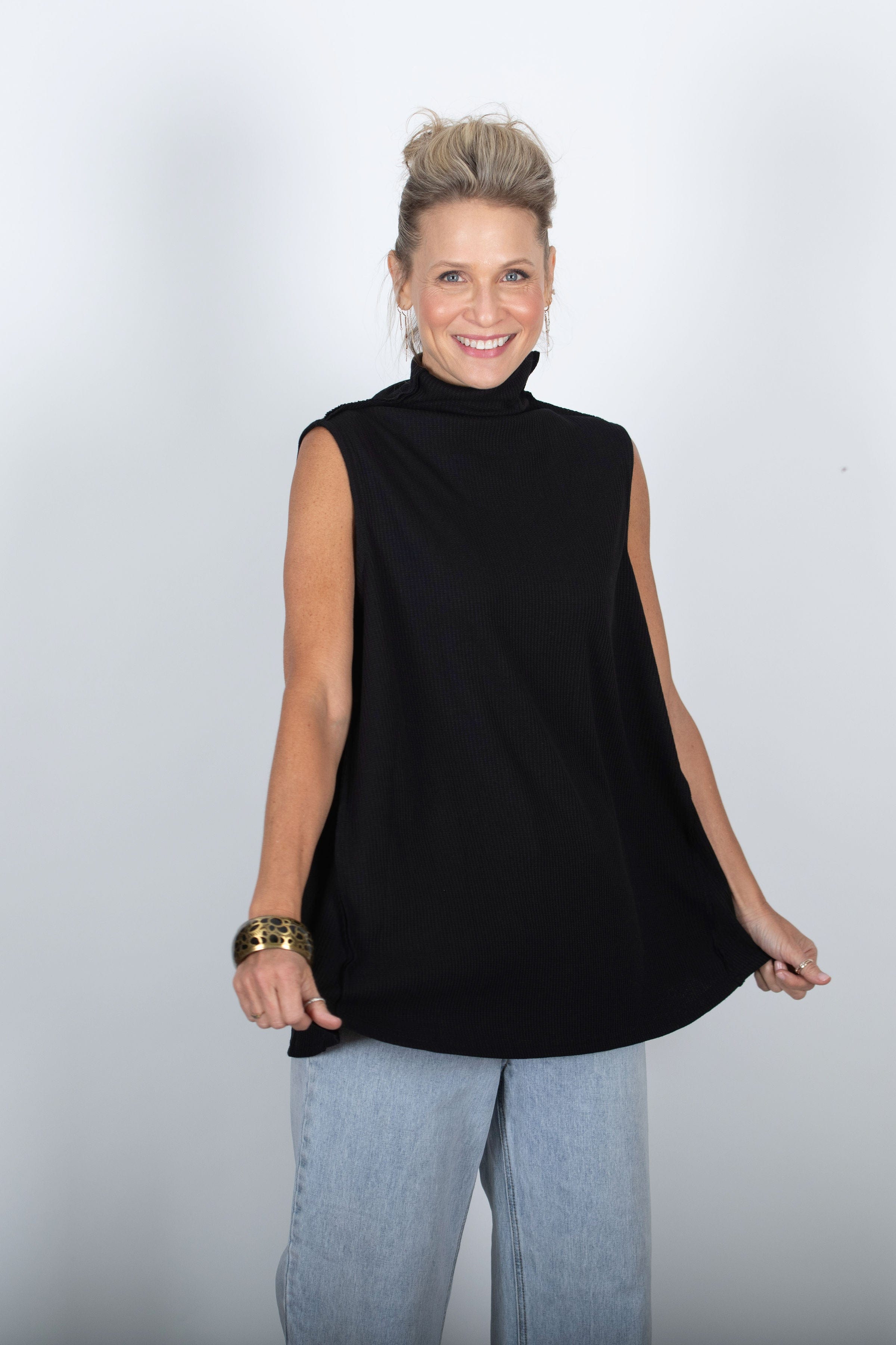 NOAM גופיית מיני גולף שחורה וופל image 2