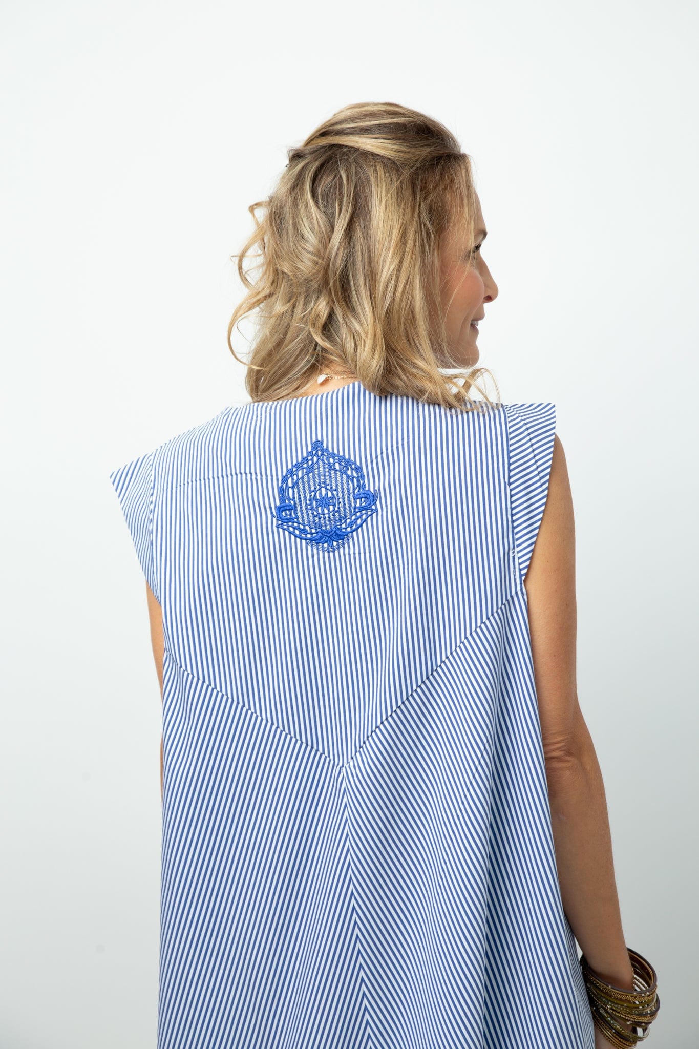 SHIFT DRESS V   שמלה אוברסייז image 8