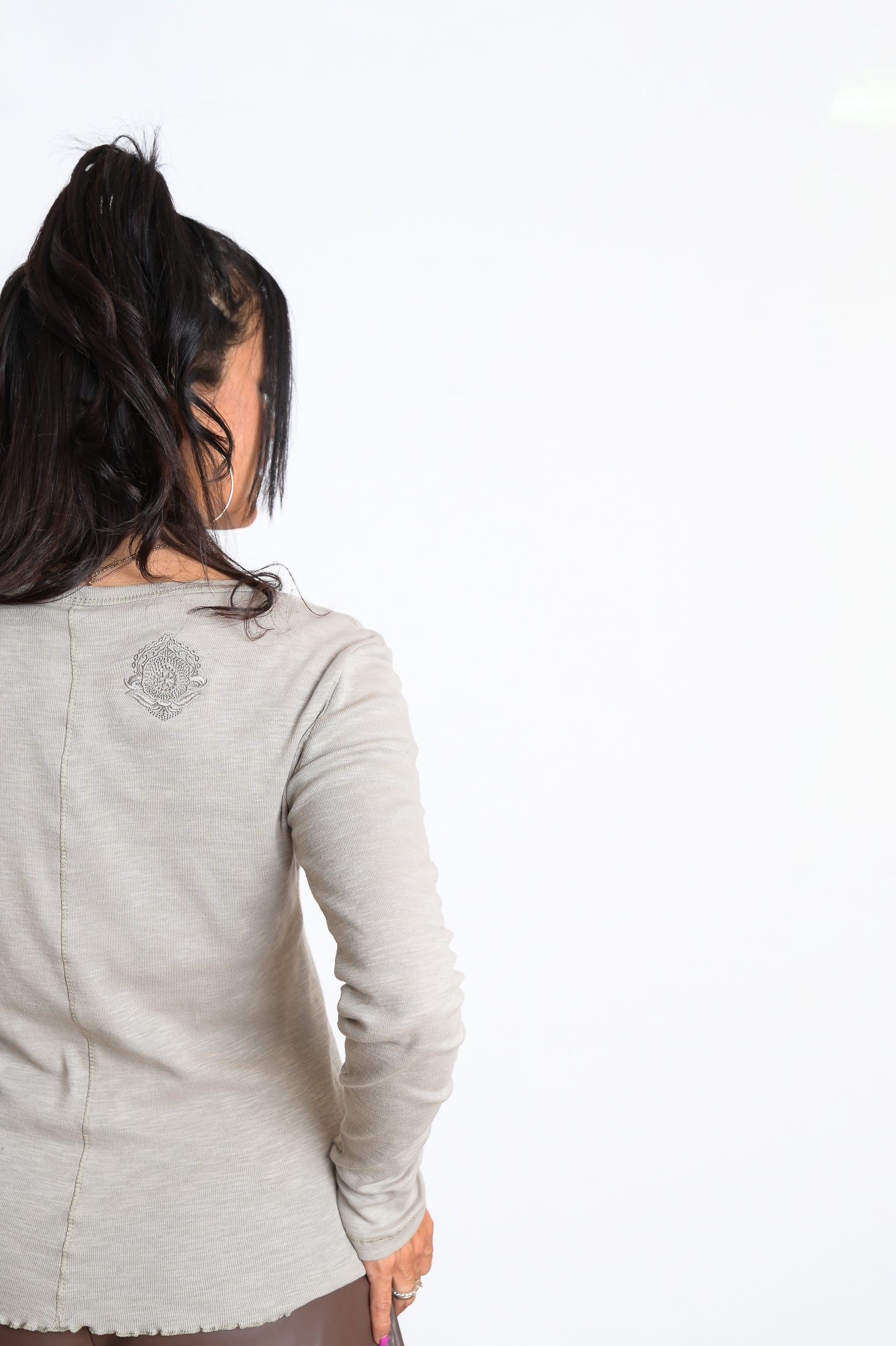 H SHIRT חולצה בייסיק image 4