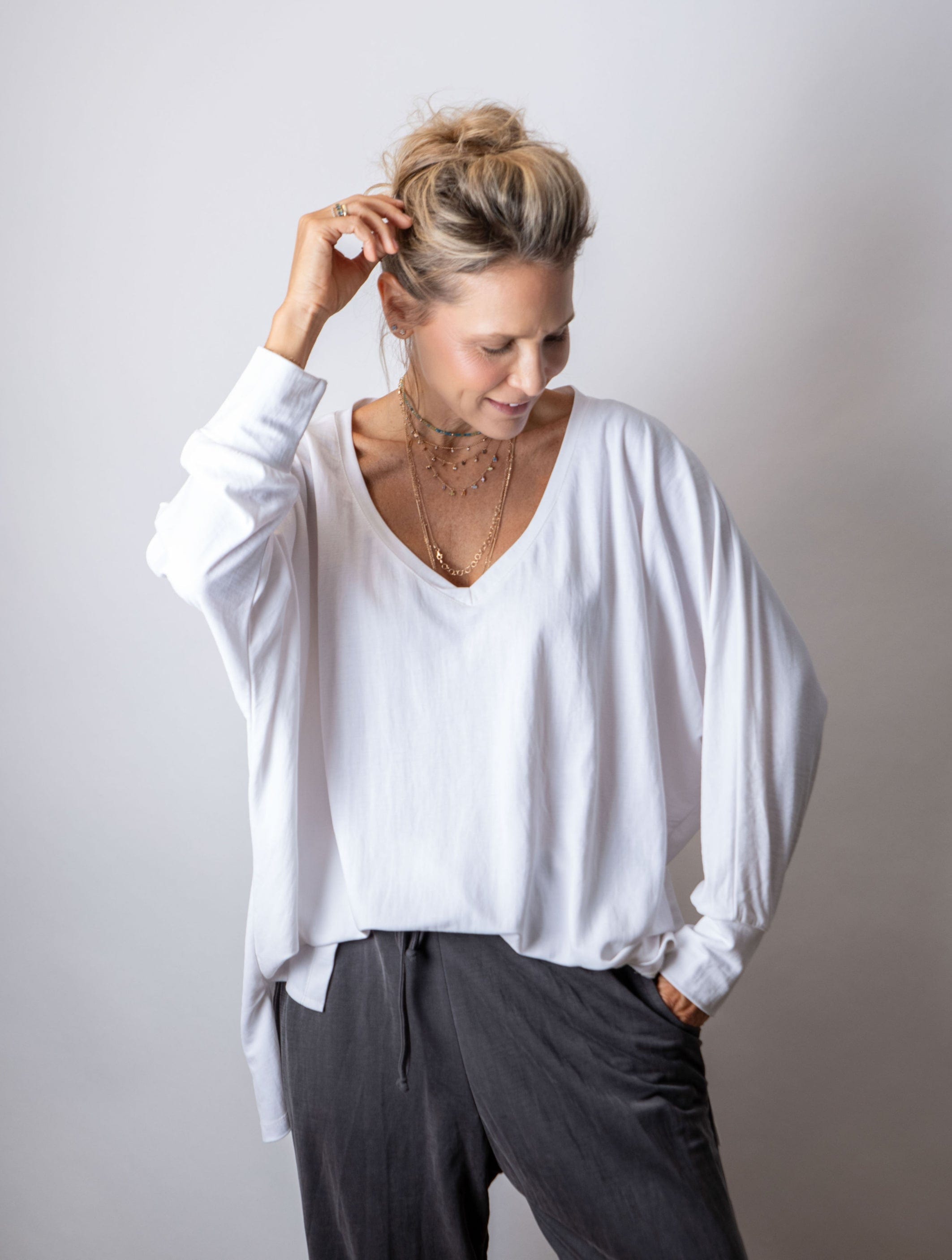 MESIKA V חולצה לבנה אוברסייז image 0