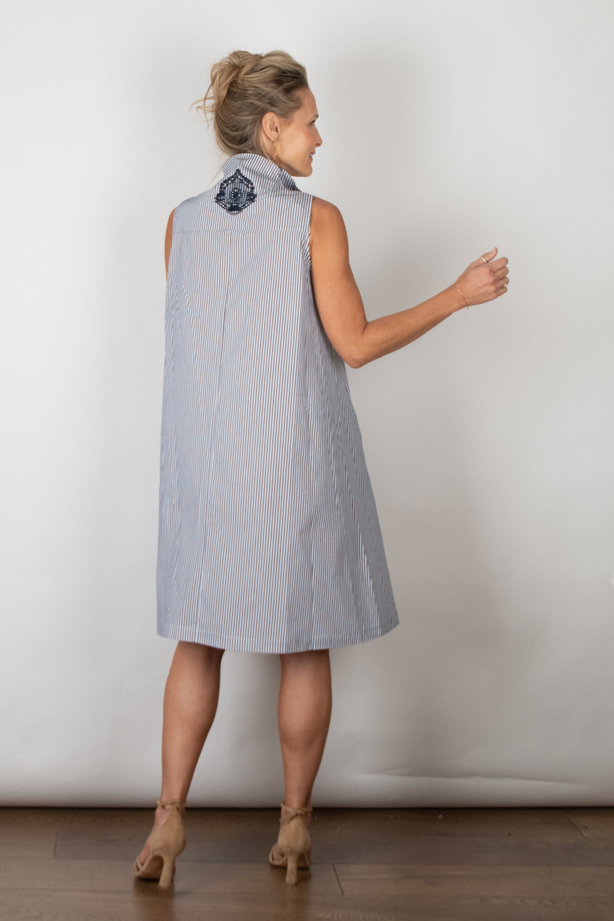 SHAKIRA  שמלה שחורה פסים לבן ריצ׳רצ image 6