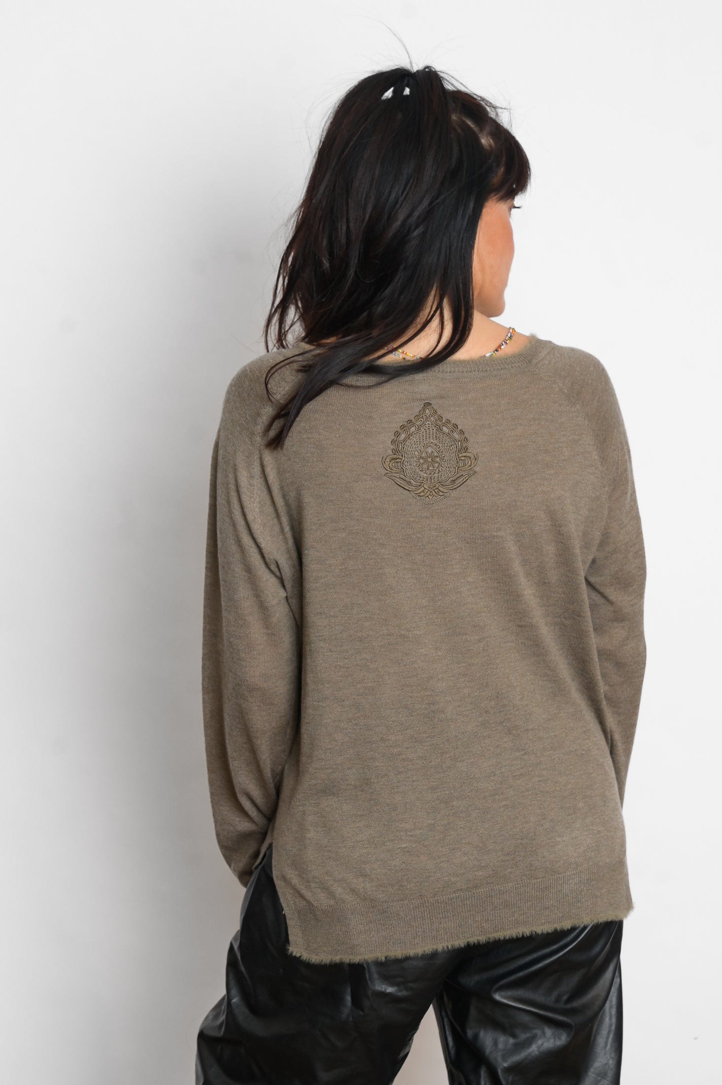 LIPSI סריג עגול חום אדמה image 5