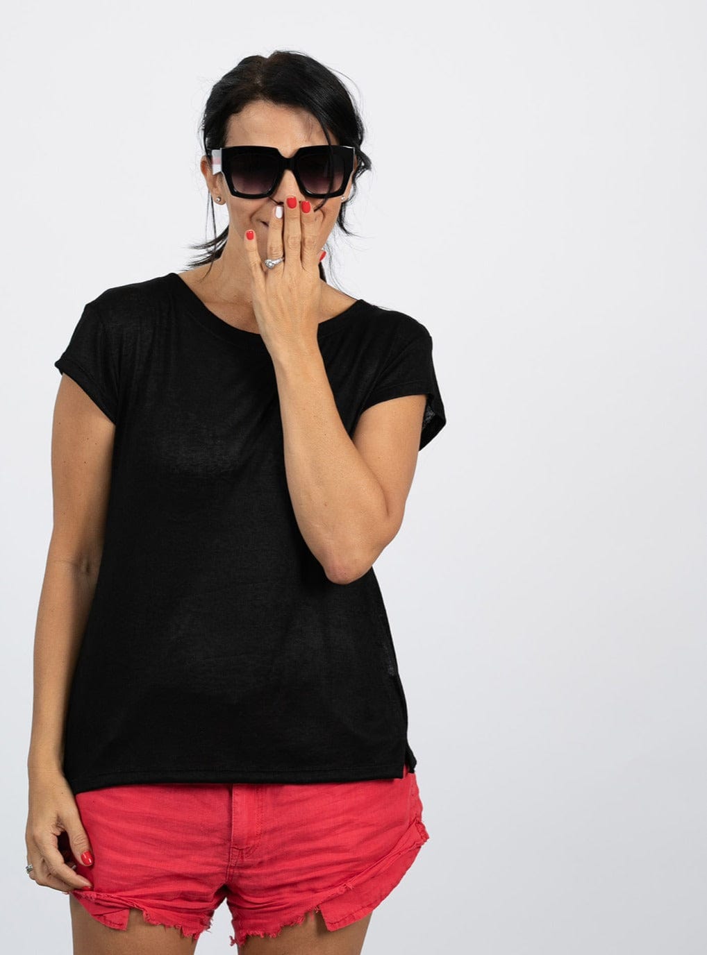 NEWHAVE  חולצה שחורה מפתח עגול image 2