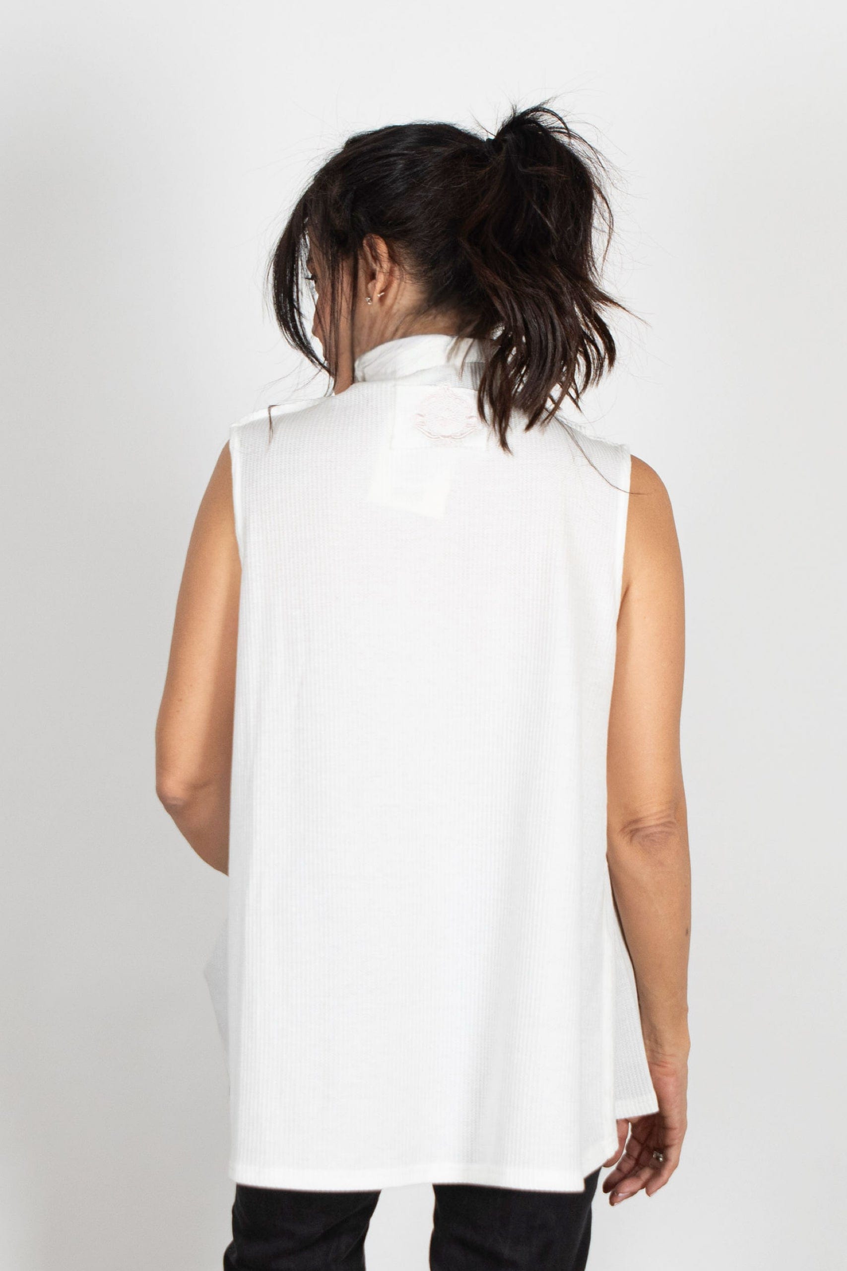 NOAM גופיית מיני גולף לבנה וופל image 6