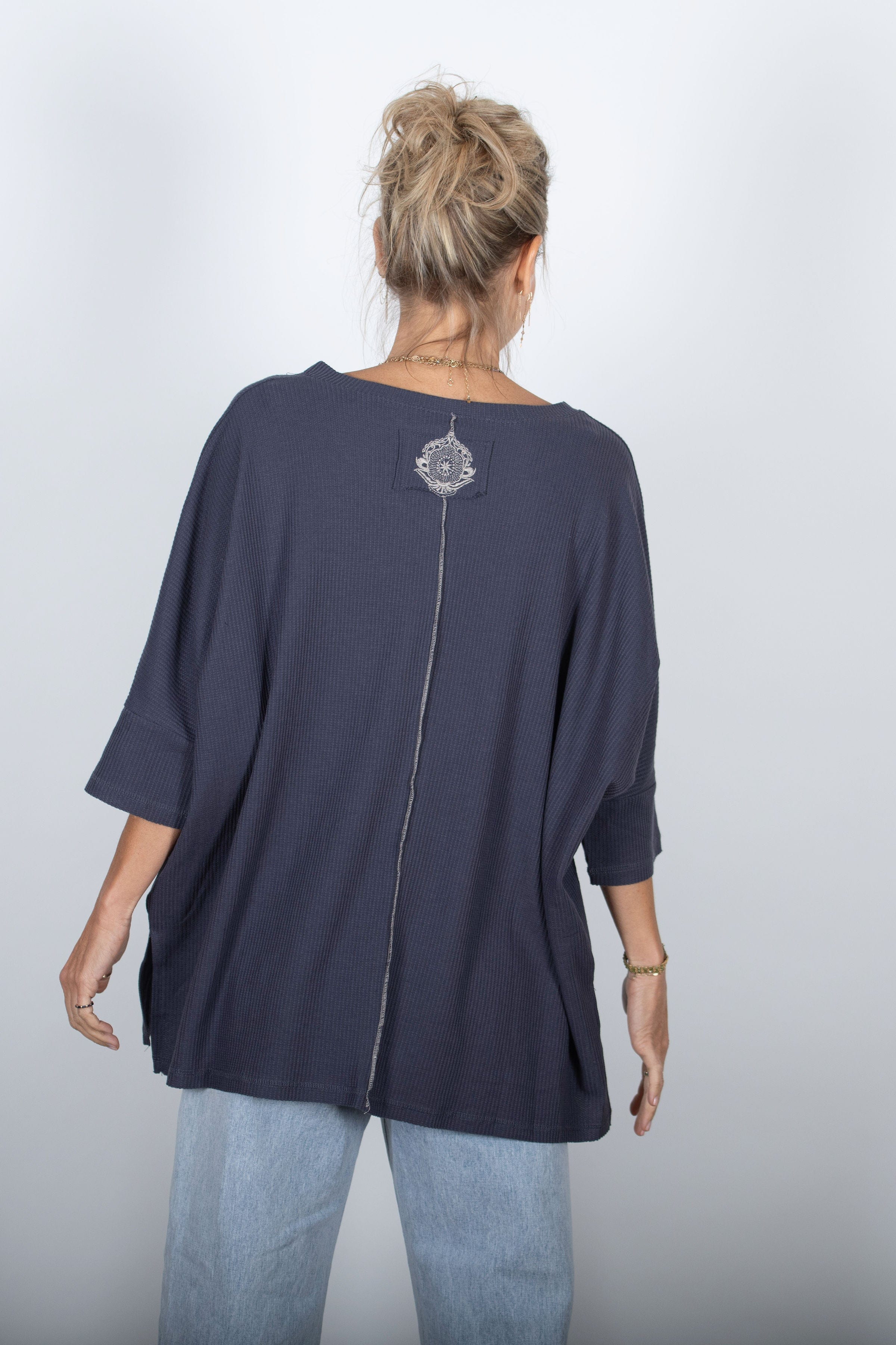 BABL חולצת אוברסייז אפורה וופל image 3